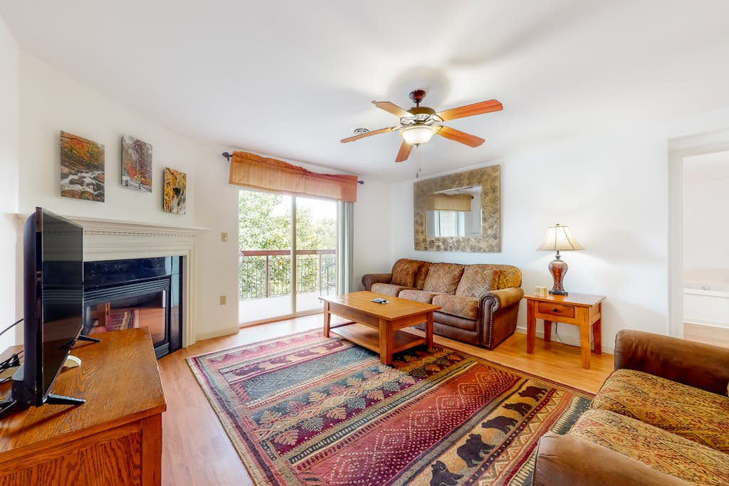 Walk to Parkway, Sleeps 8, Pool, Fireplace, Top Floor โ Pigeon Forge, TN โ vacation rental