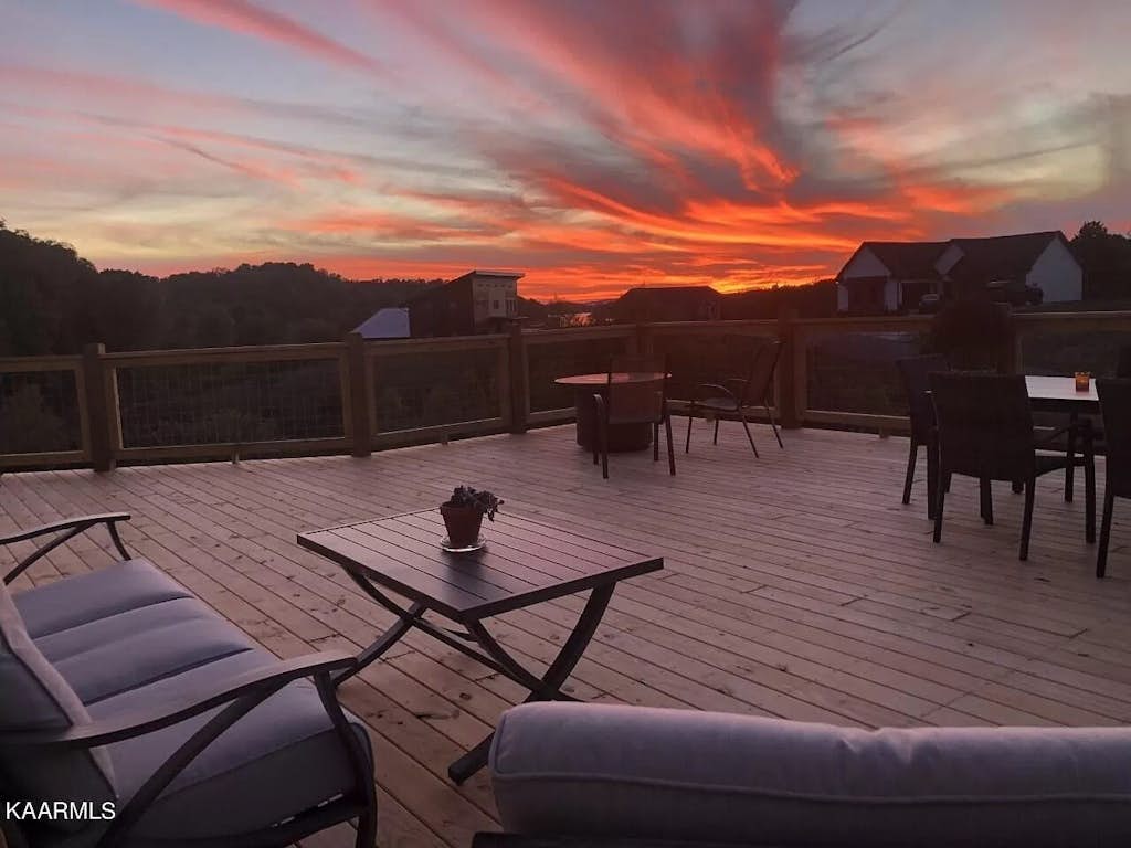 Lakefront Home, Sleeps 8, Spacious Deck, Pool Access — Sevierville, TN — vacation rental