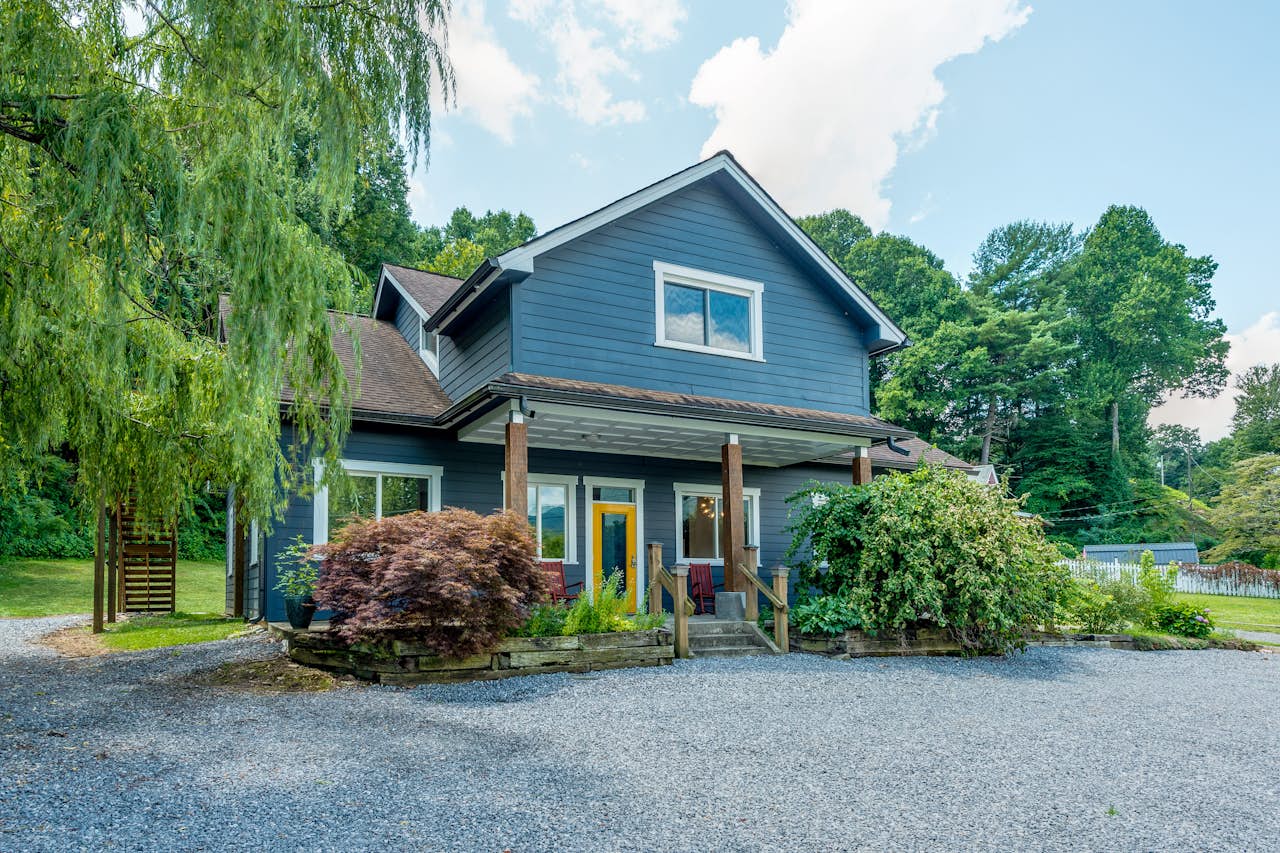 Old Lytle Cove Rd Upper & Lower 2 BD Swannanoa, NC Vacation Rental Vacasa