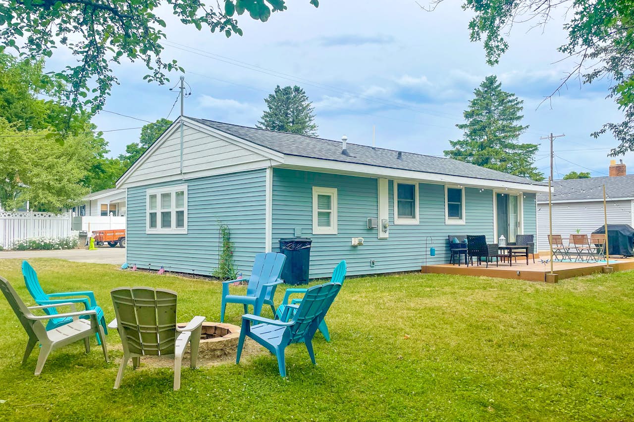 Sunset Alley Cottage 3 BD Beulah, MI Vacation Rental Vacasa