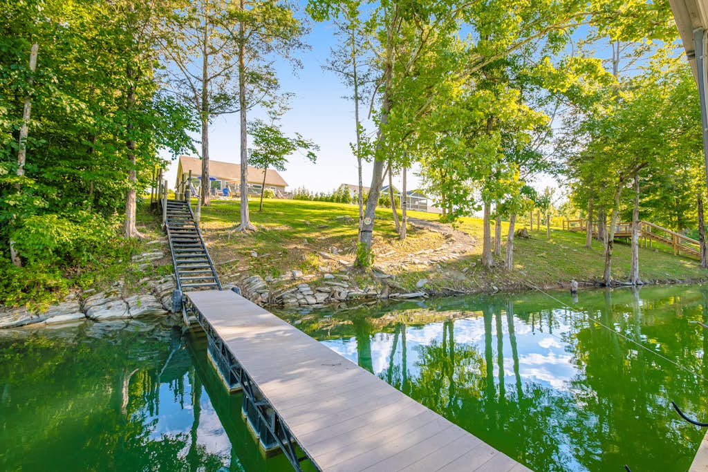 Spacious Norris Lakefront Retreat・Firepit・Hot Tub — Norris Lake, TN — vacation rental