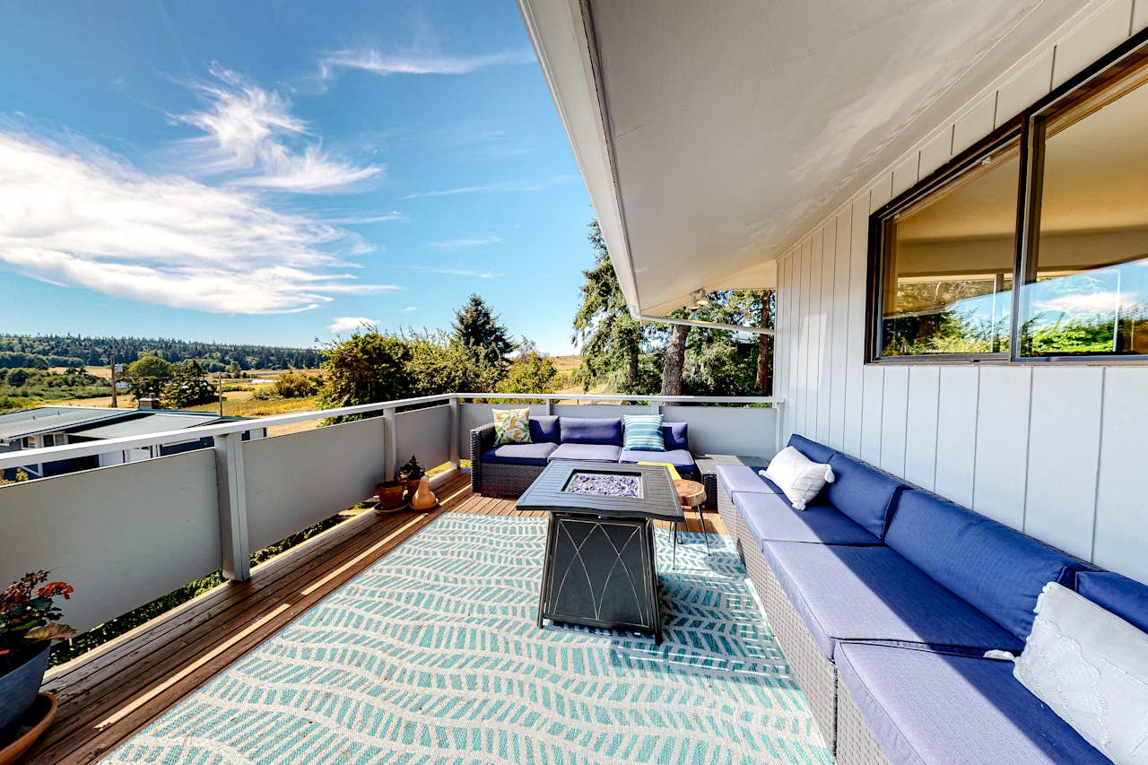 Hawk Lane Hideaway 4 BD Greenbank, WA Vacation Rental Vacasa