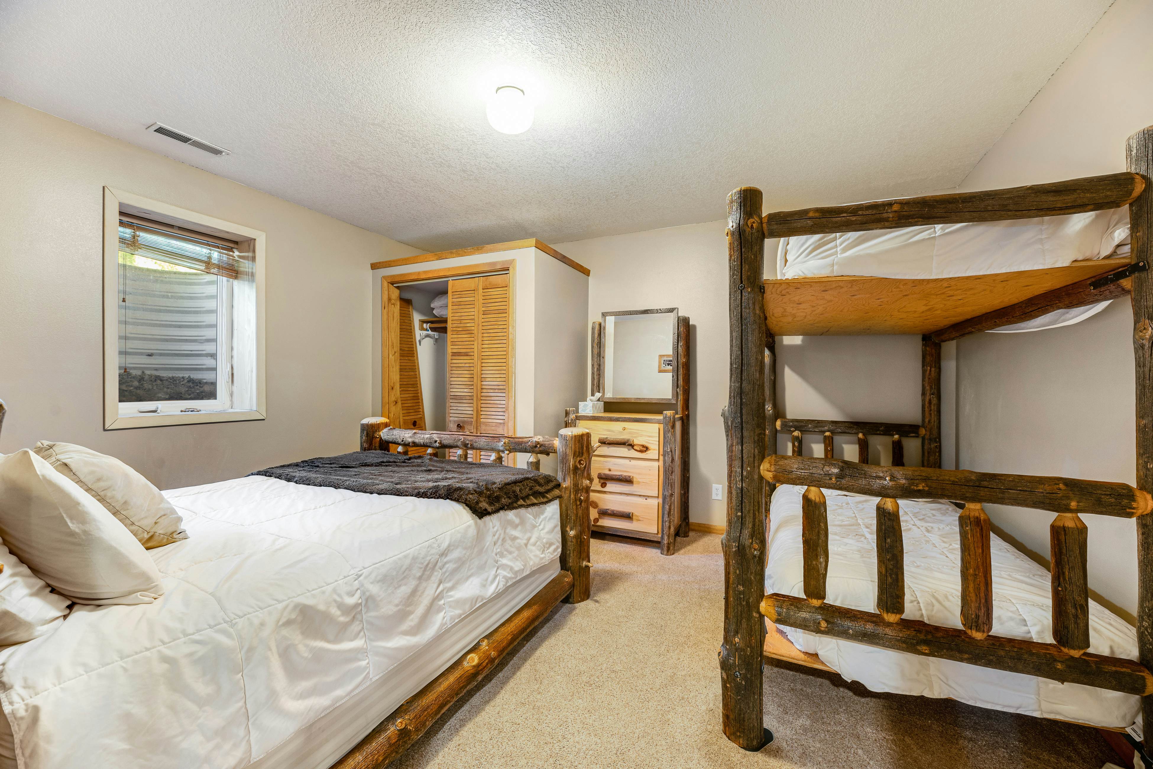 Aces and Eights Lodge