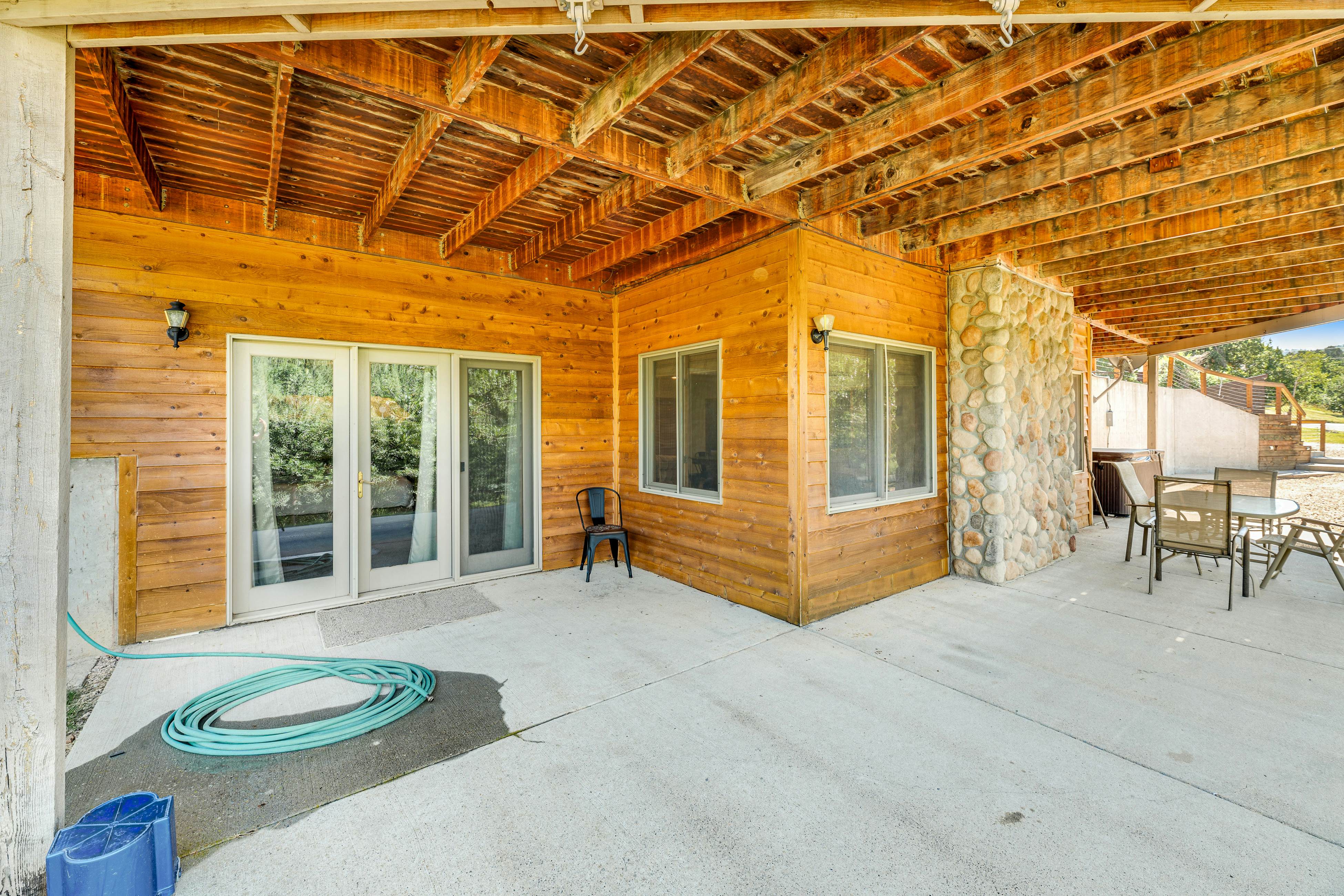 Aces and Eights Lodge