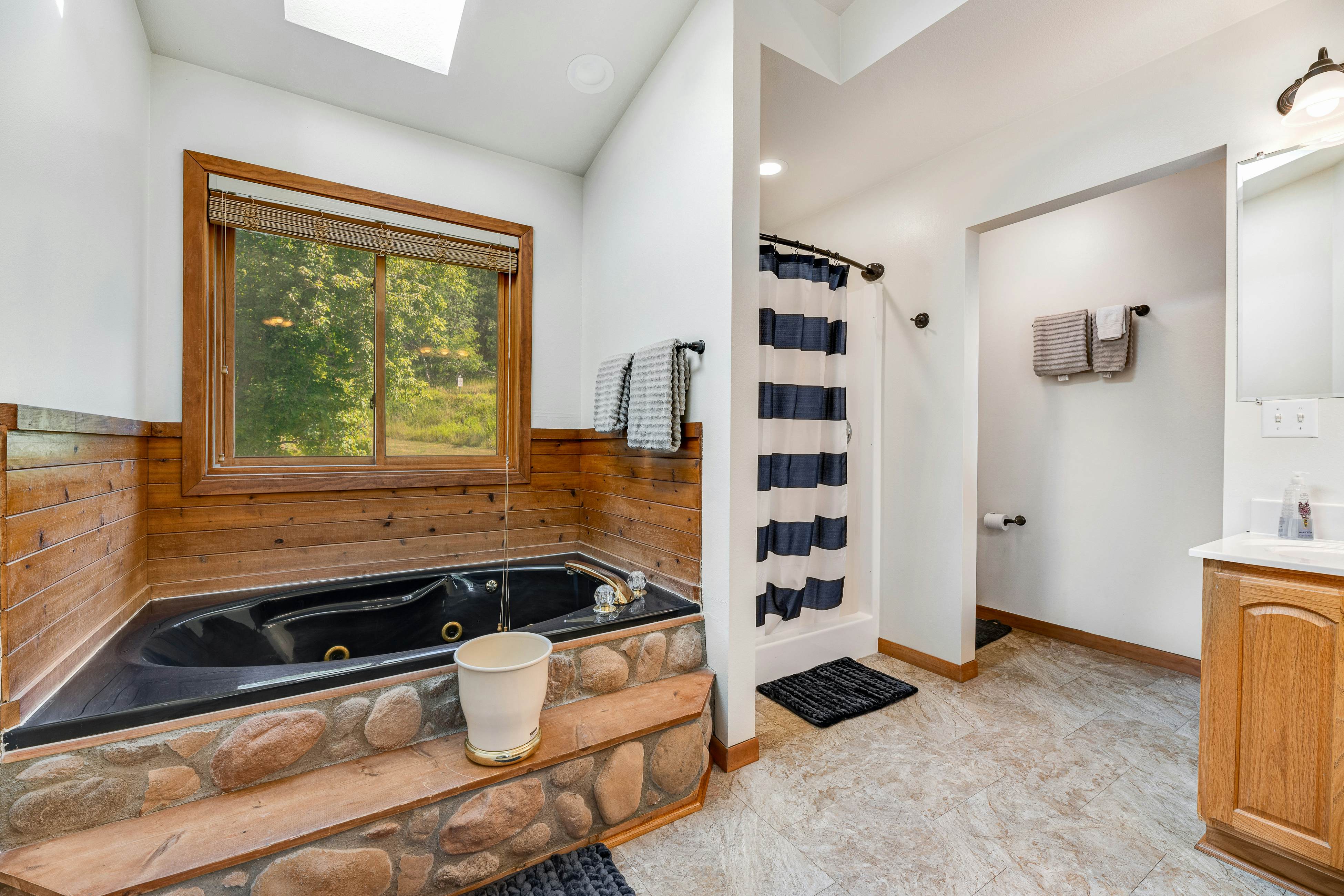 Aces and Eights Lodge