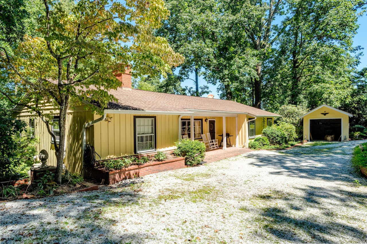 Sonshine Cottage 3 BD Hendersonville, NC Vacation Rental Vacasa