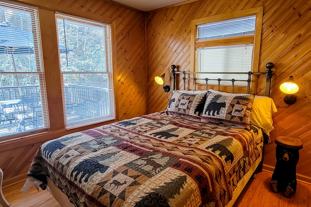 Cozy Creekside Cabin, Sleeps 12, Decks, Free Tickets — Gatlinburg, TN — vacation rental