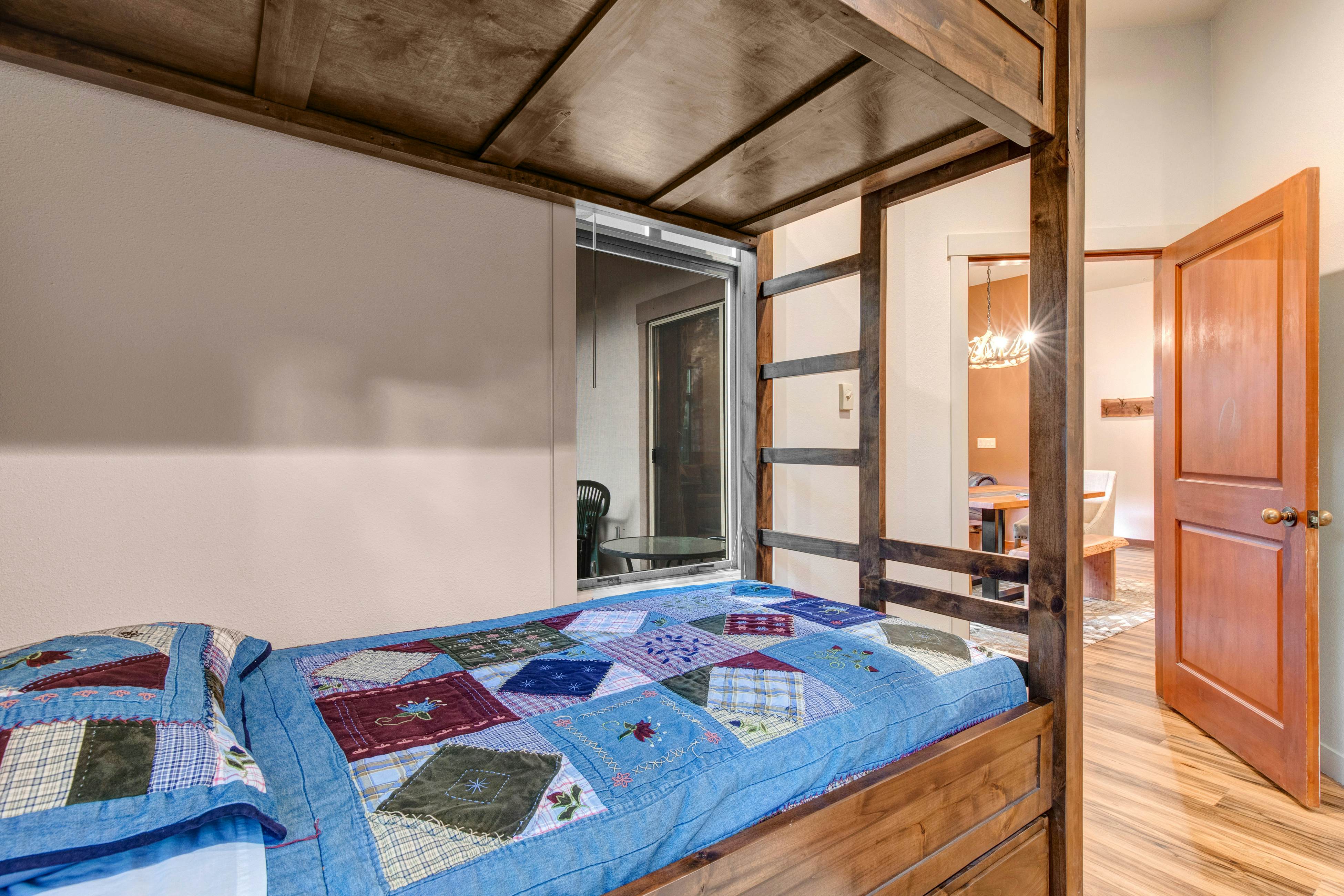 Eagle Springs East 101 - Red-Wing Suite