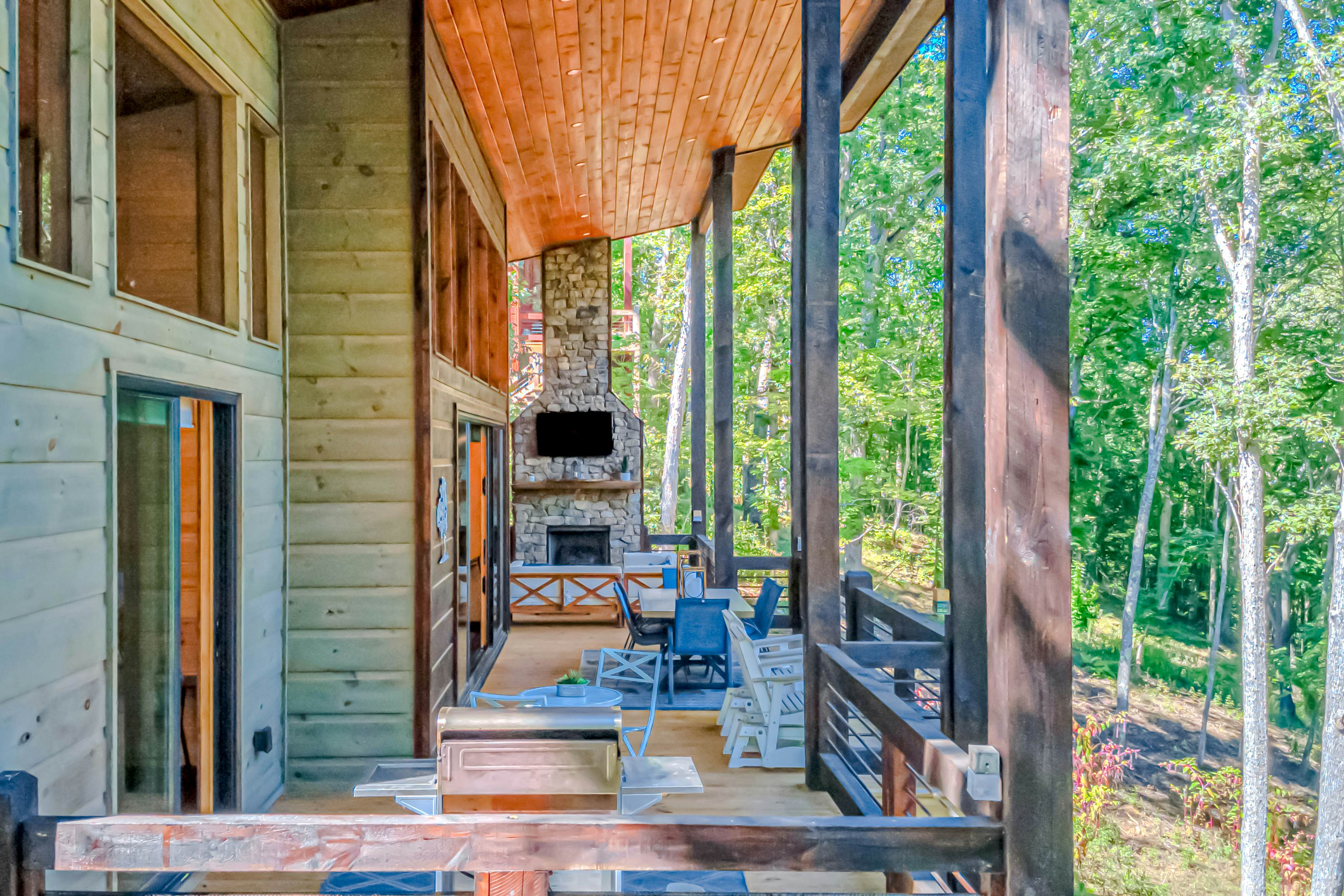 Grizzly Cabin 4 BD McCaysville, GA Vacation Rental Vacasa