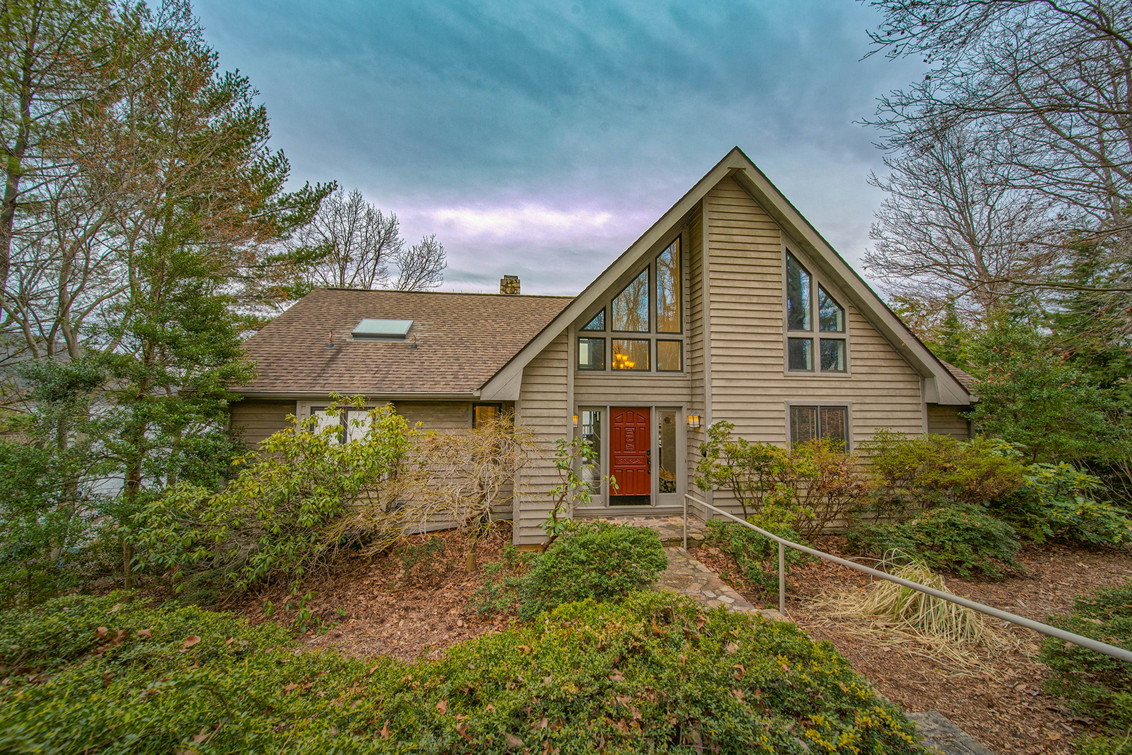 Our Point of View 3 BD Huddleston, VA Vacation Rental Vacasa