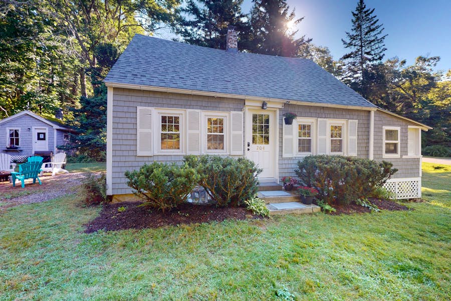 Lobster Cove Cottage 2 BD Boothbay Harbor, ME Vacation Rental Vacasa