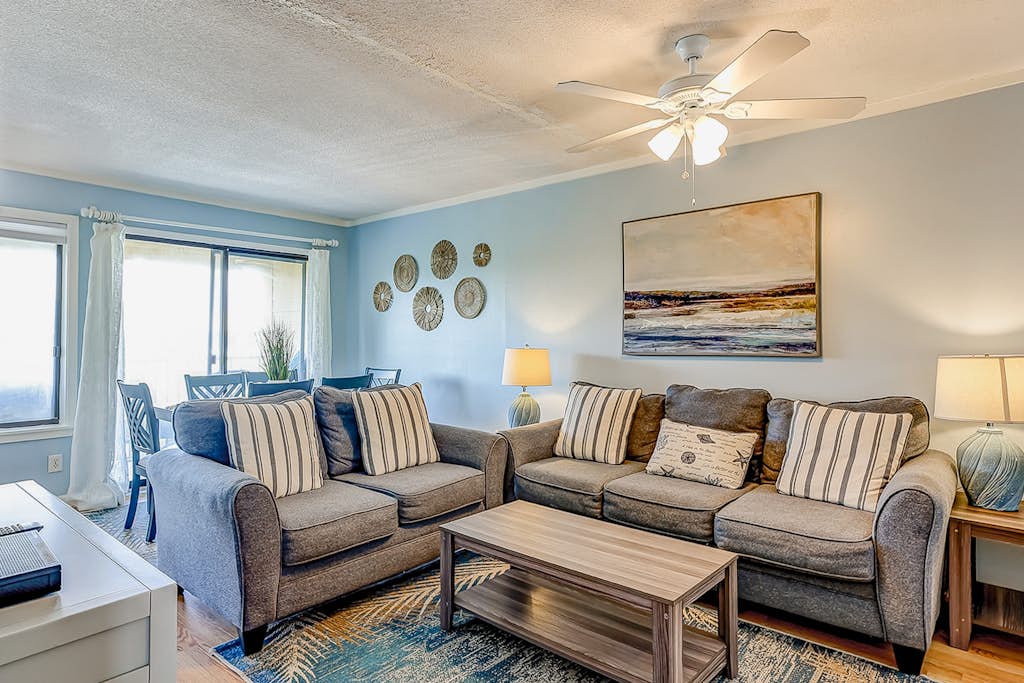 2-bedroom beachside condo with balcony, pools, & WiFi - near golf & beach — Hilton Head, SC — vacation rental