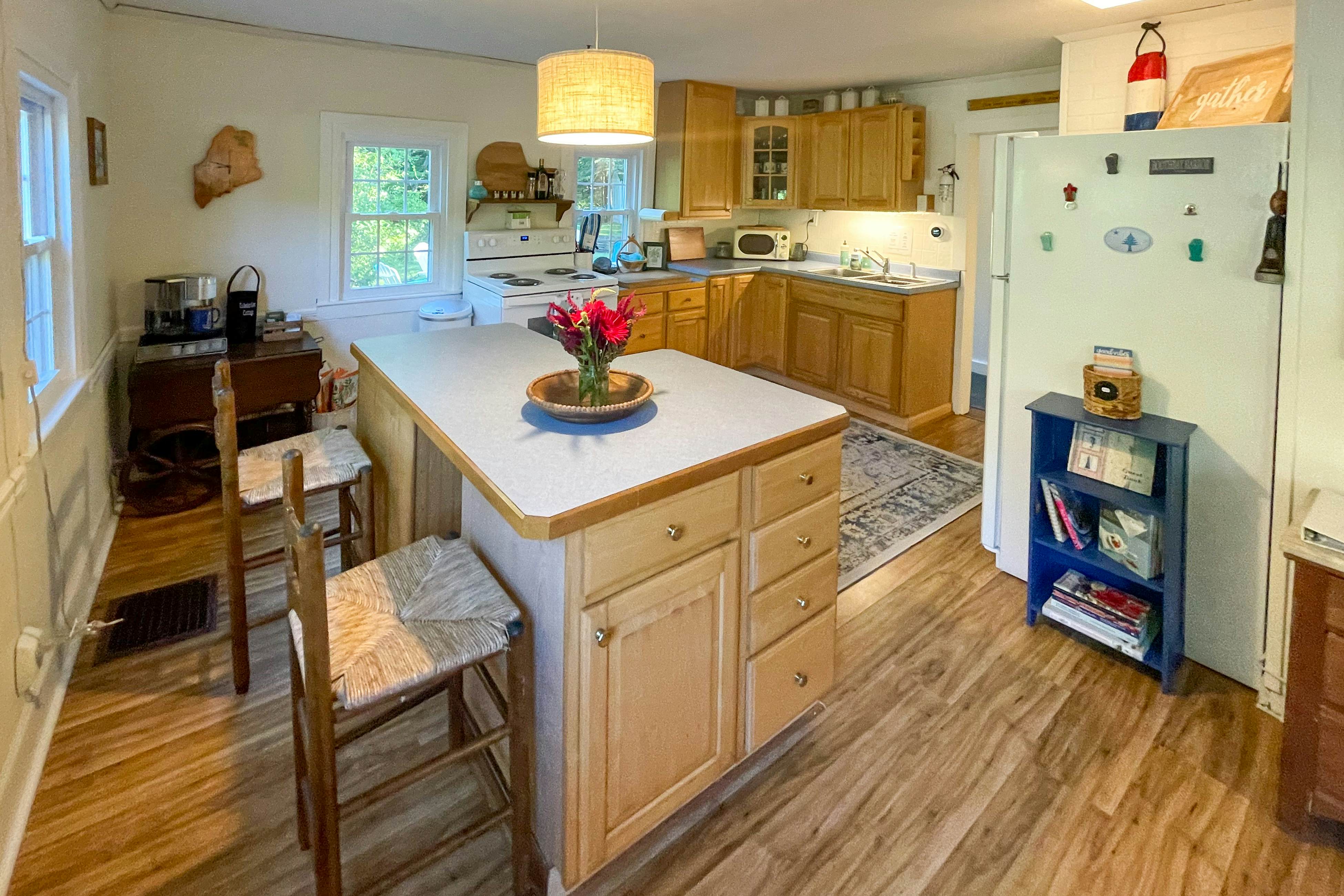 Lobster Cove Cottage 2 BD Boothbay Harbor, ME Vacation Rental Vacasa