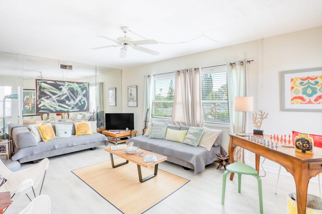 Inviting condo near beach with enclosed balcony WD and AC snowbirds OK — Clearwater, FL — vacation rental