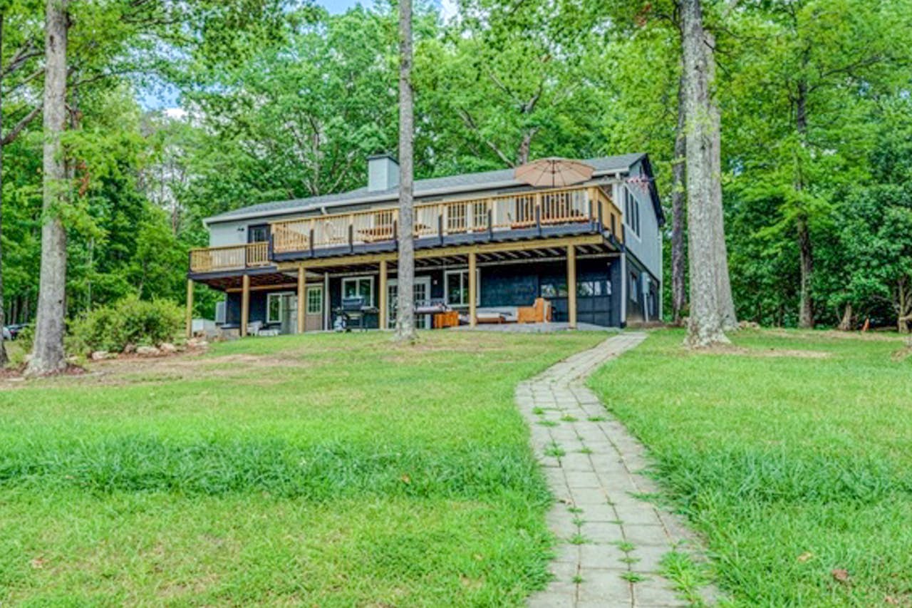 The Anchor 3 BD Huddleston, VA Vacation Rental Vacasa