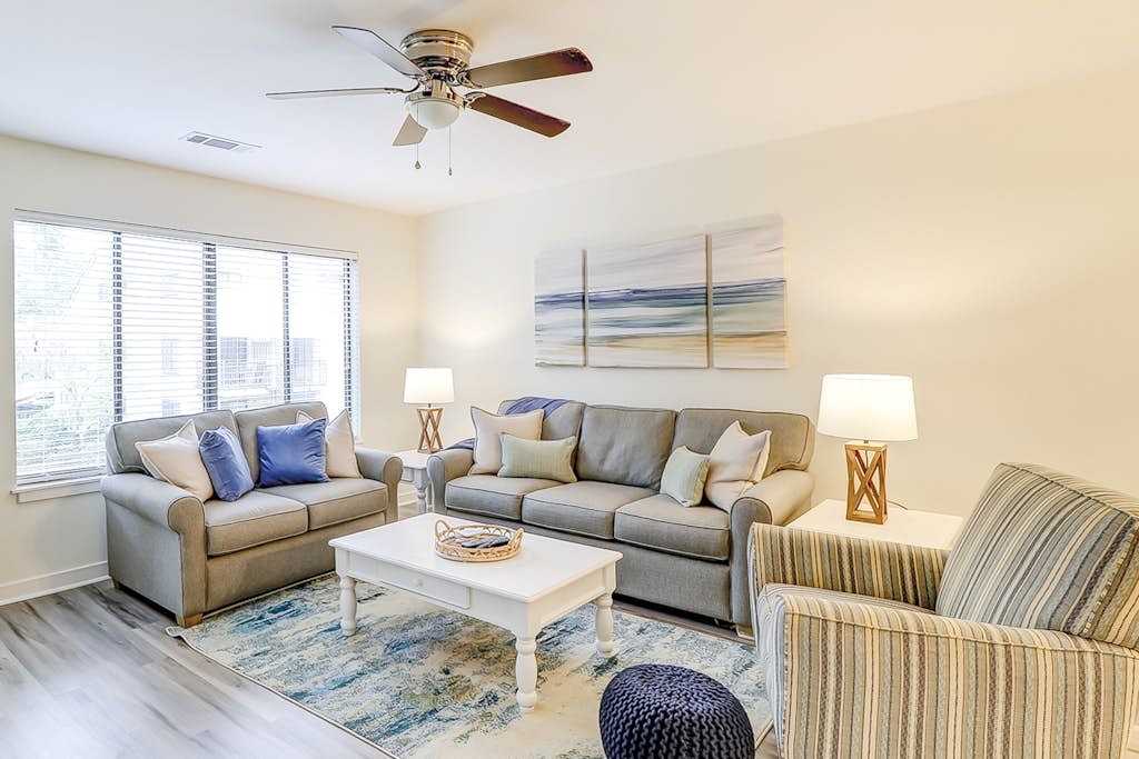Ideally located island gem with an outdoor pool, full kitchen, & balcony — Hilton Head, SC — vacation rental