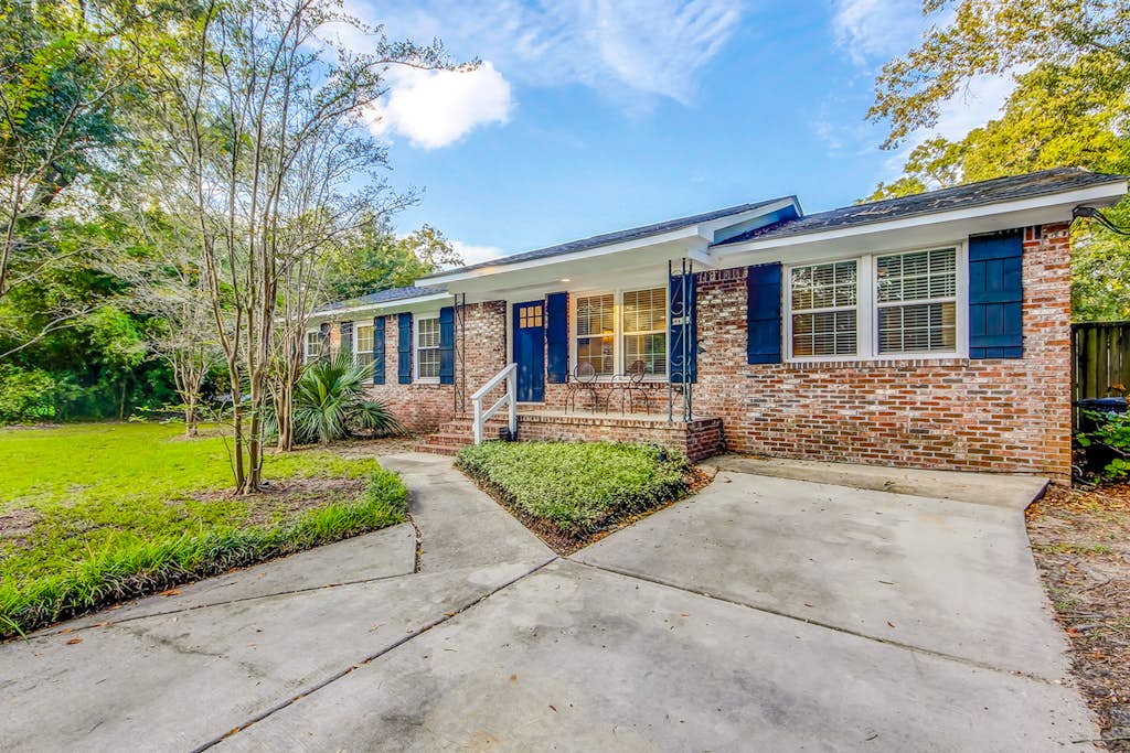 Charming dog-friendly home with enclosed yard, fast WiFi, & washer/dryer — Mount Pleasant, SC — vacation rental