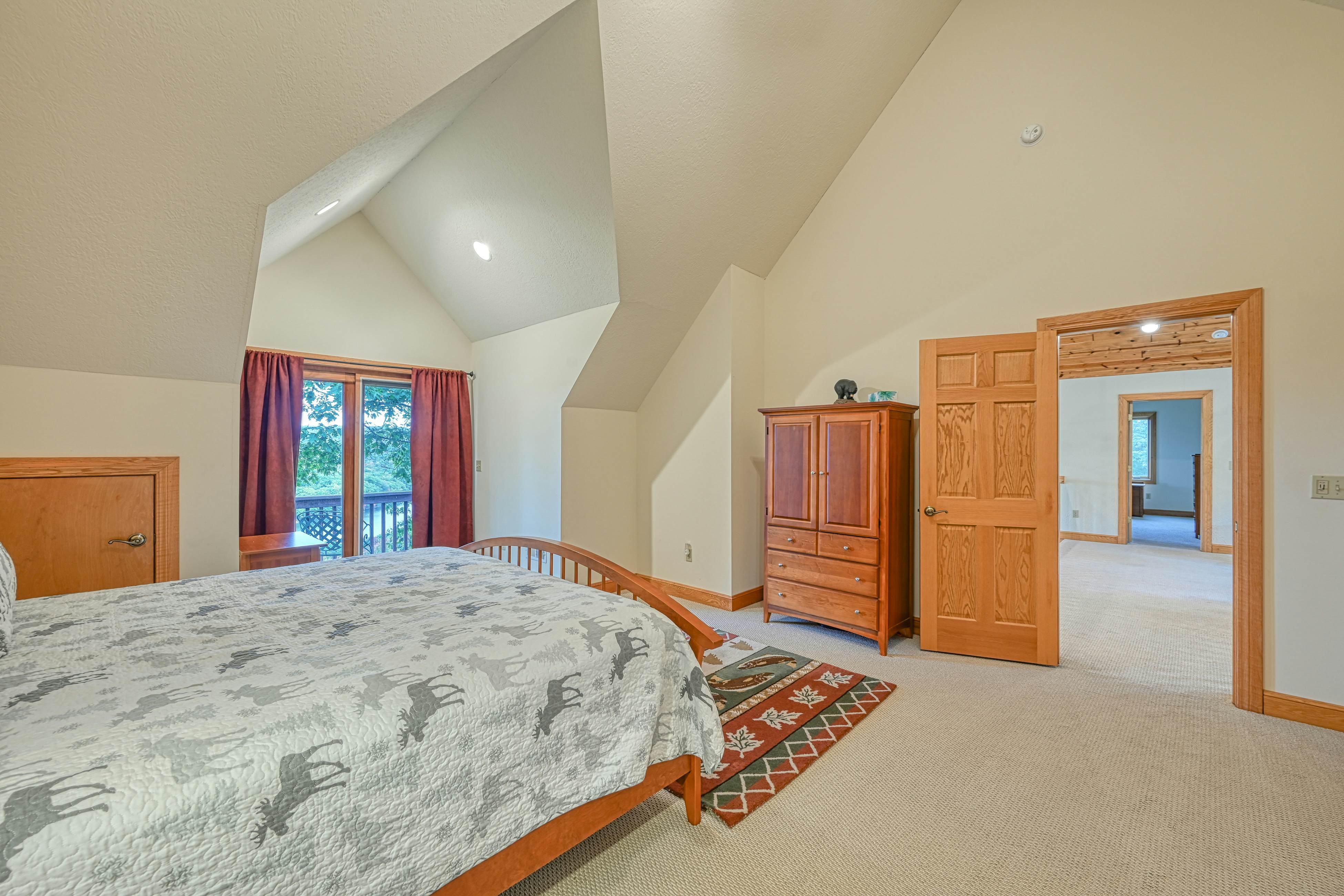 Spacious Panoramic Deep Creek Lodge