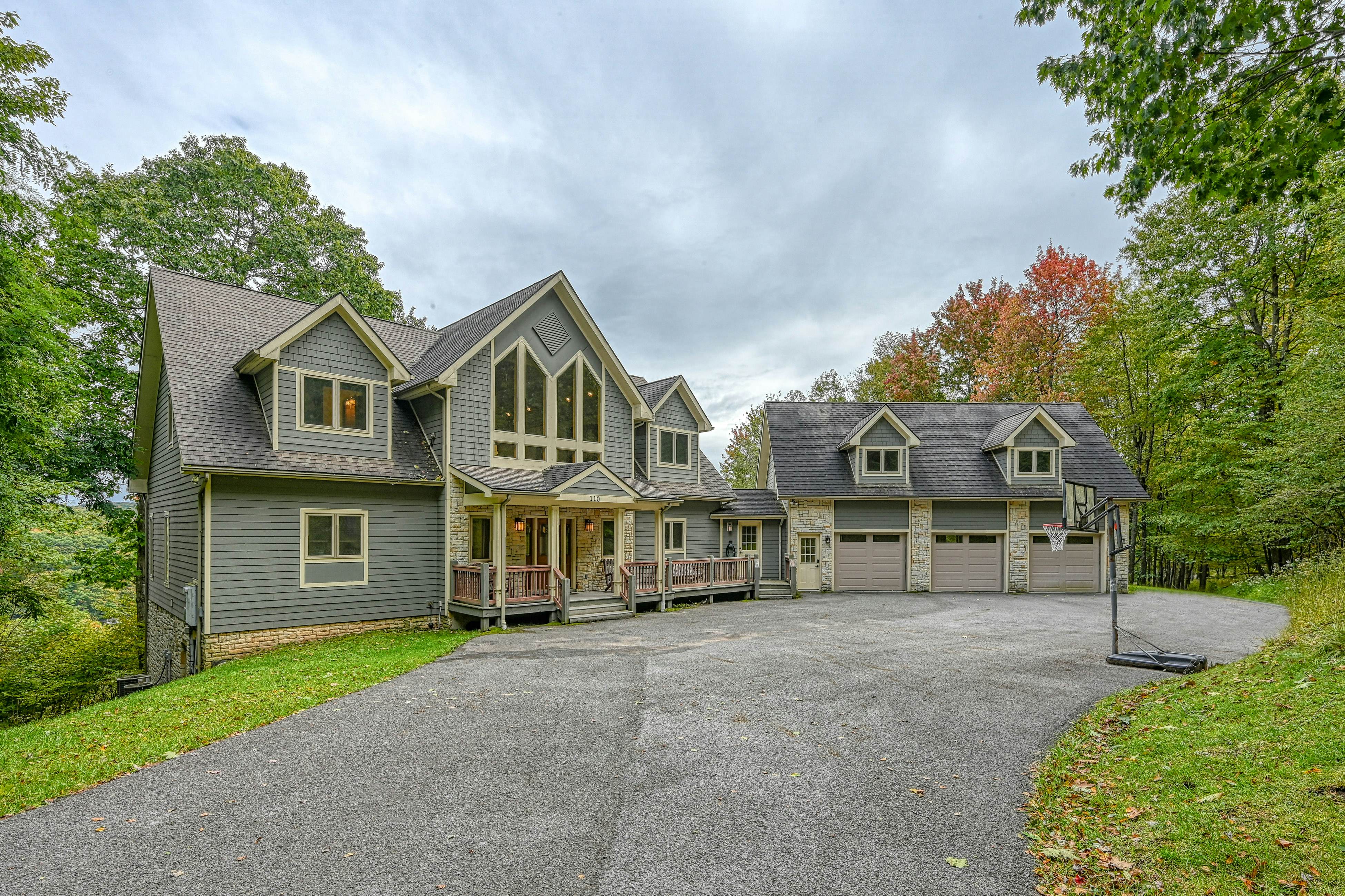 Spacious Panoramic Deep Creek Lodge