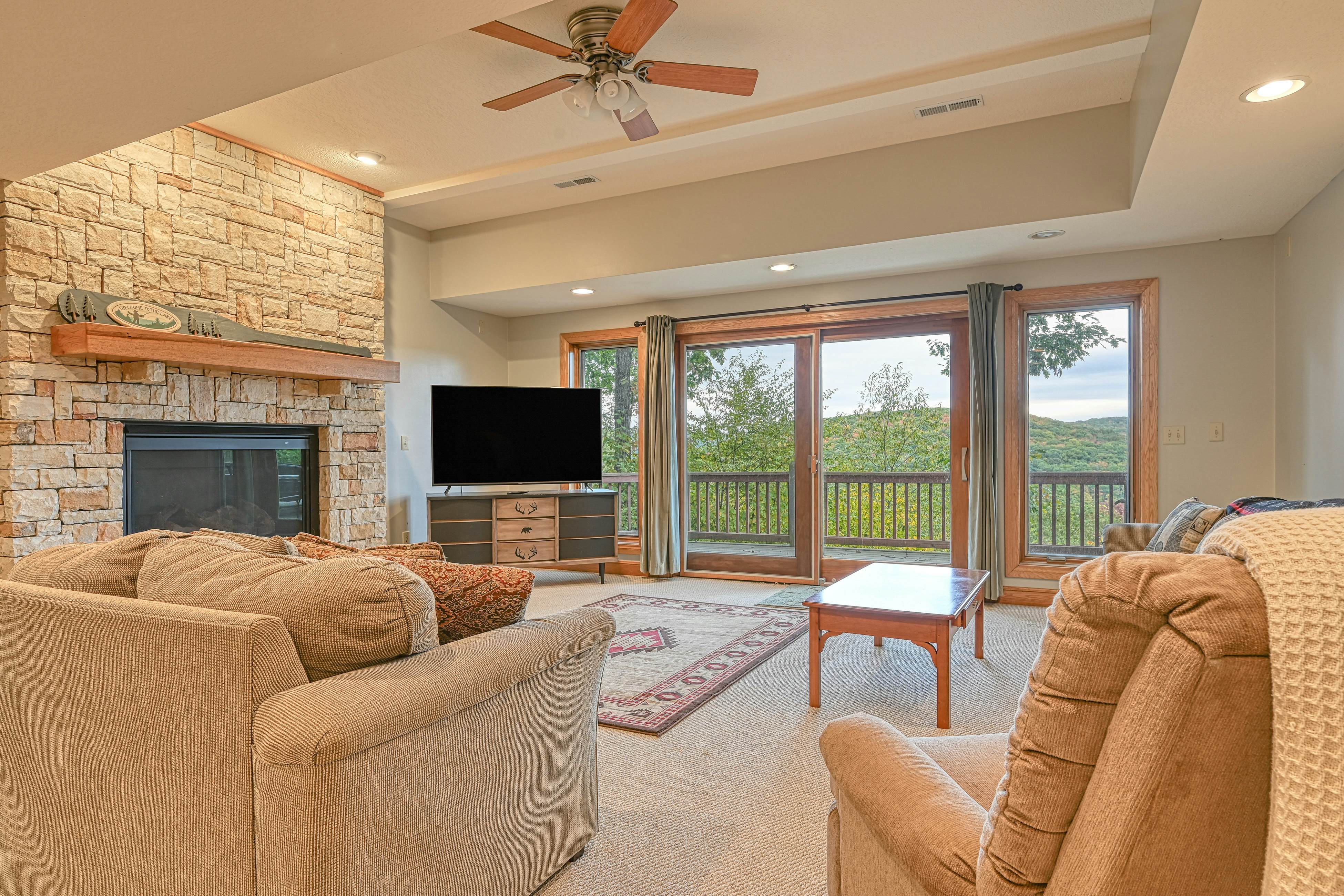 Spacious Panoramic Deep Creek Lodge