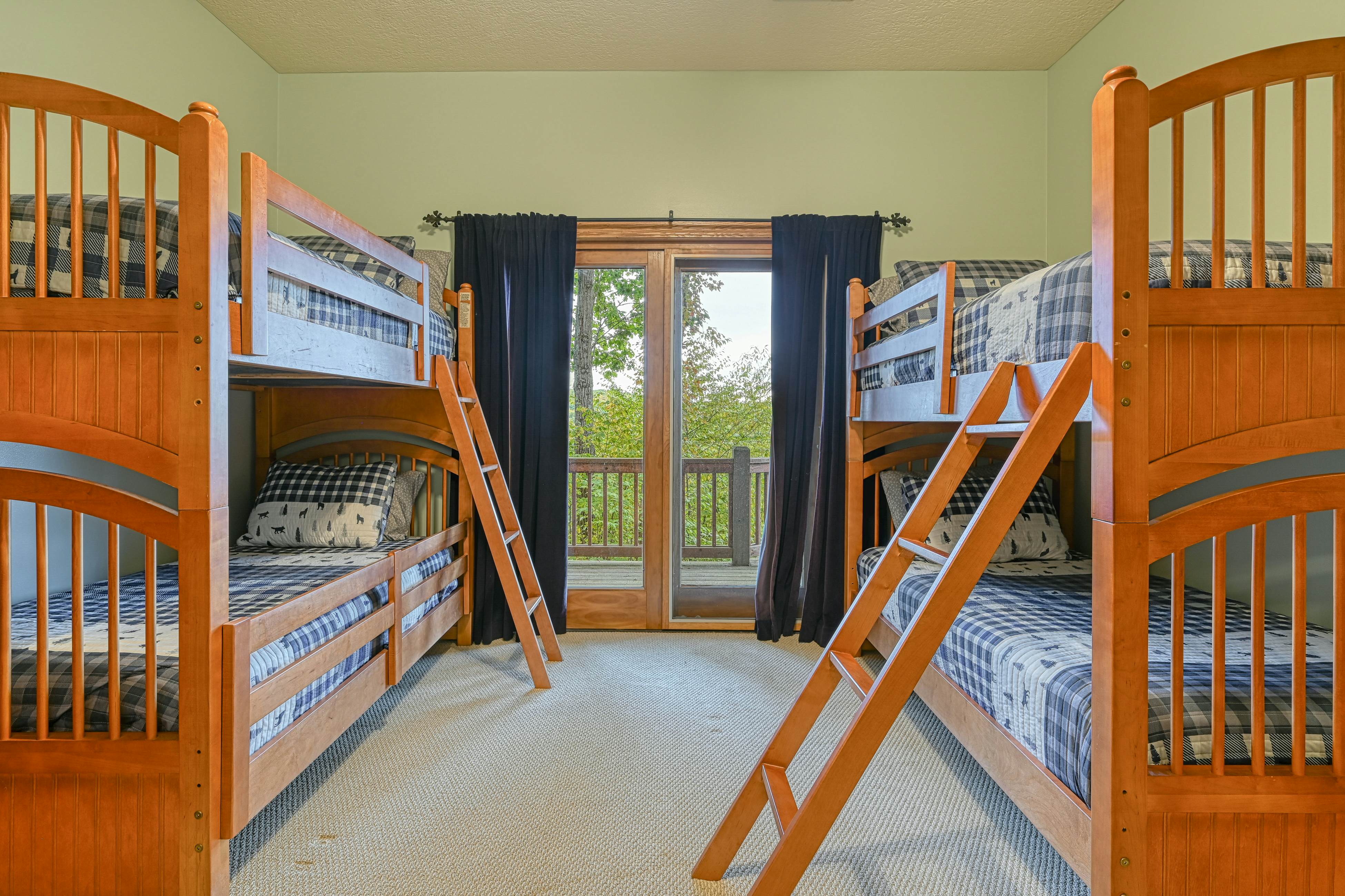 Spacious Panoramic Deep Creek Lodge