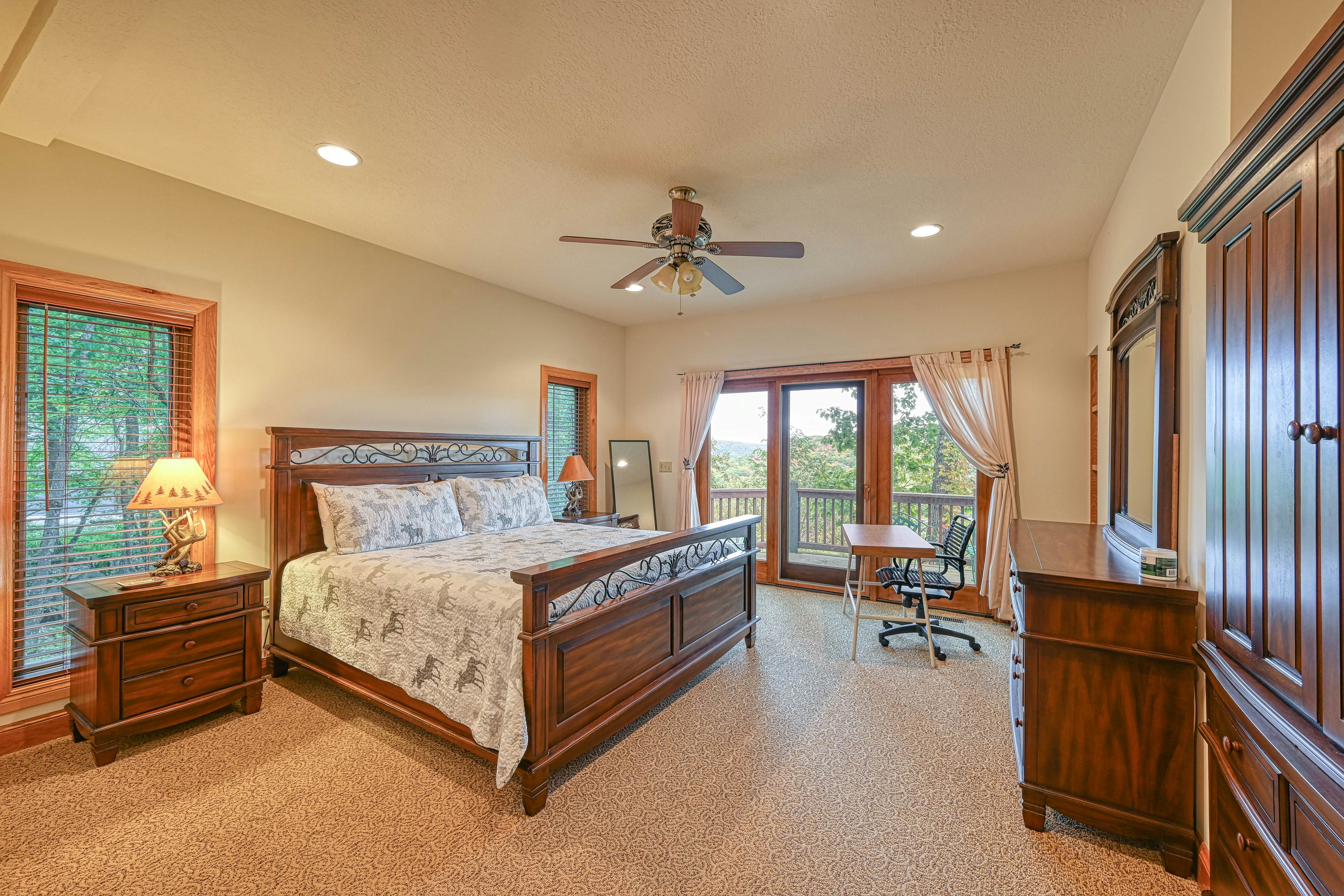 Spacious Panoramic Deep Creek Lodge