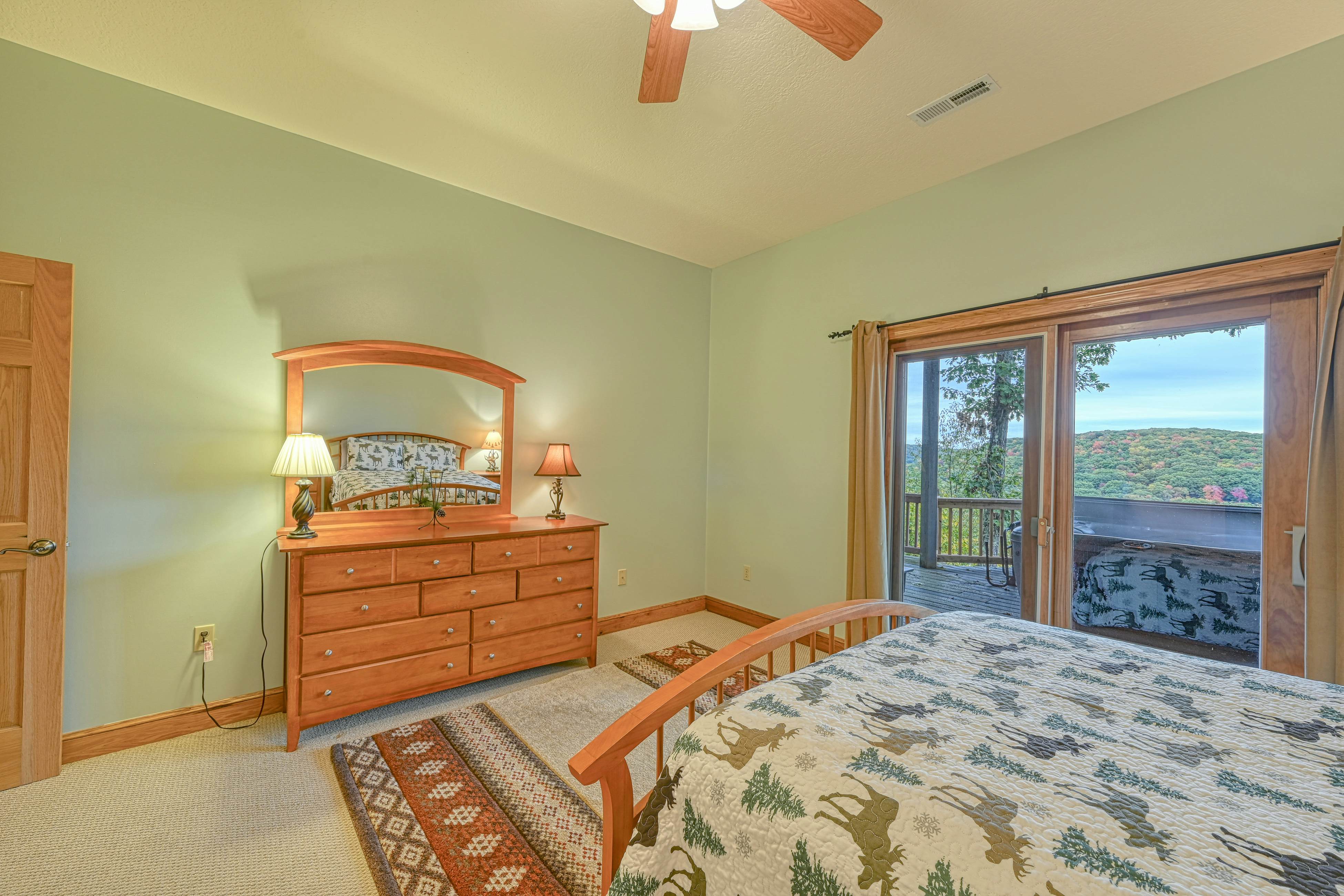 Spacious Panoramic Deep Creek Lodge