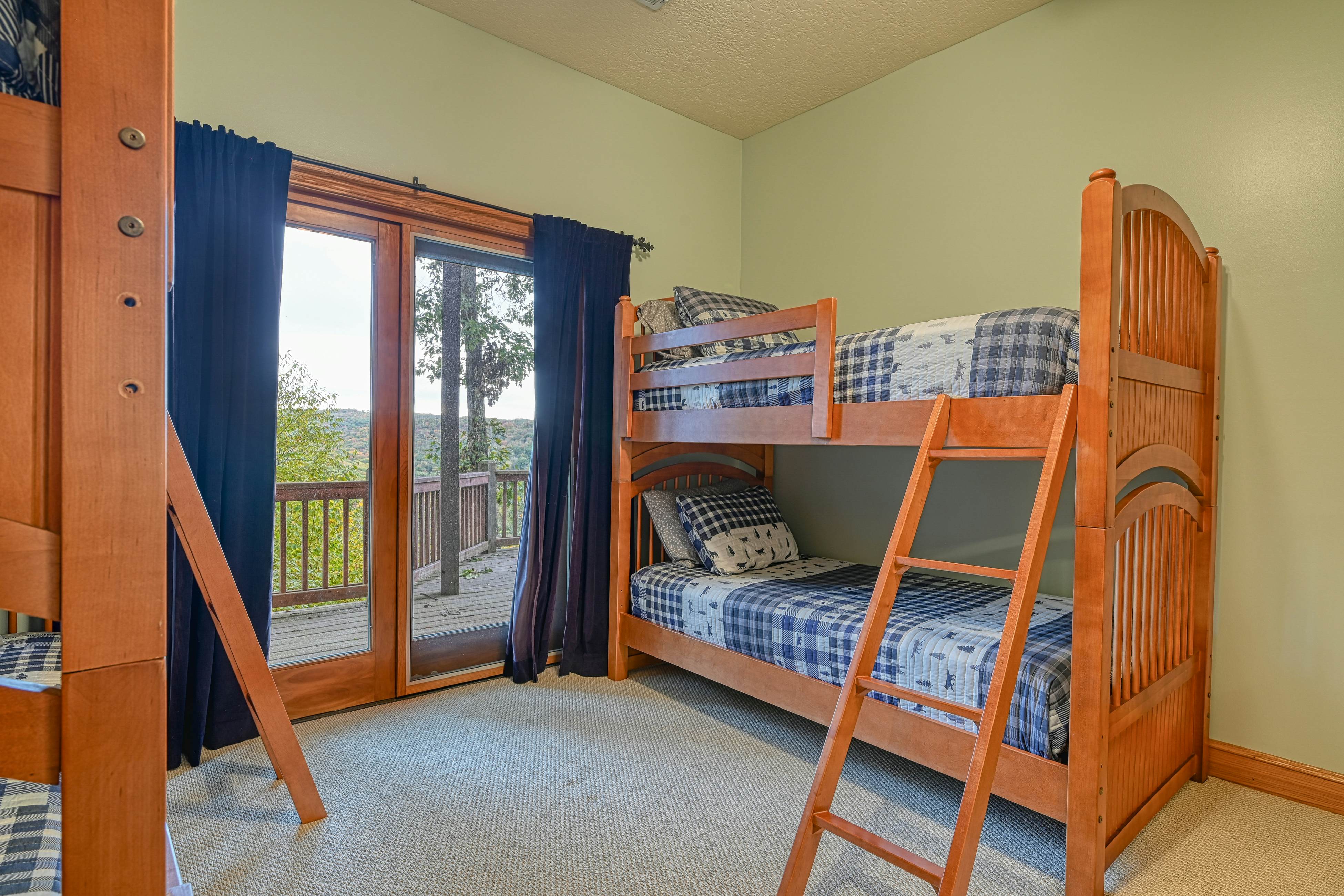 Spacious Panoramic Deep Creek Lodge