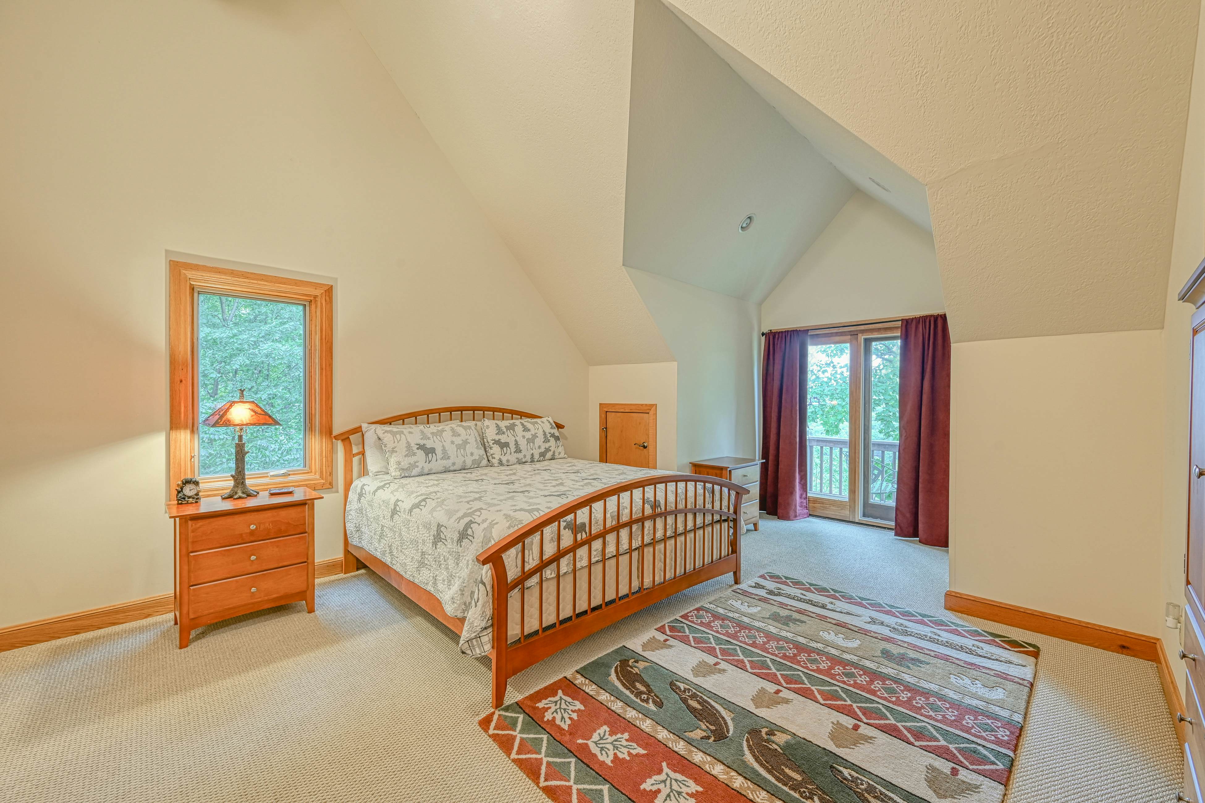 Spacious Panoramic Deep Creek Lodge