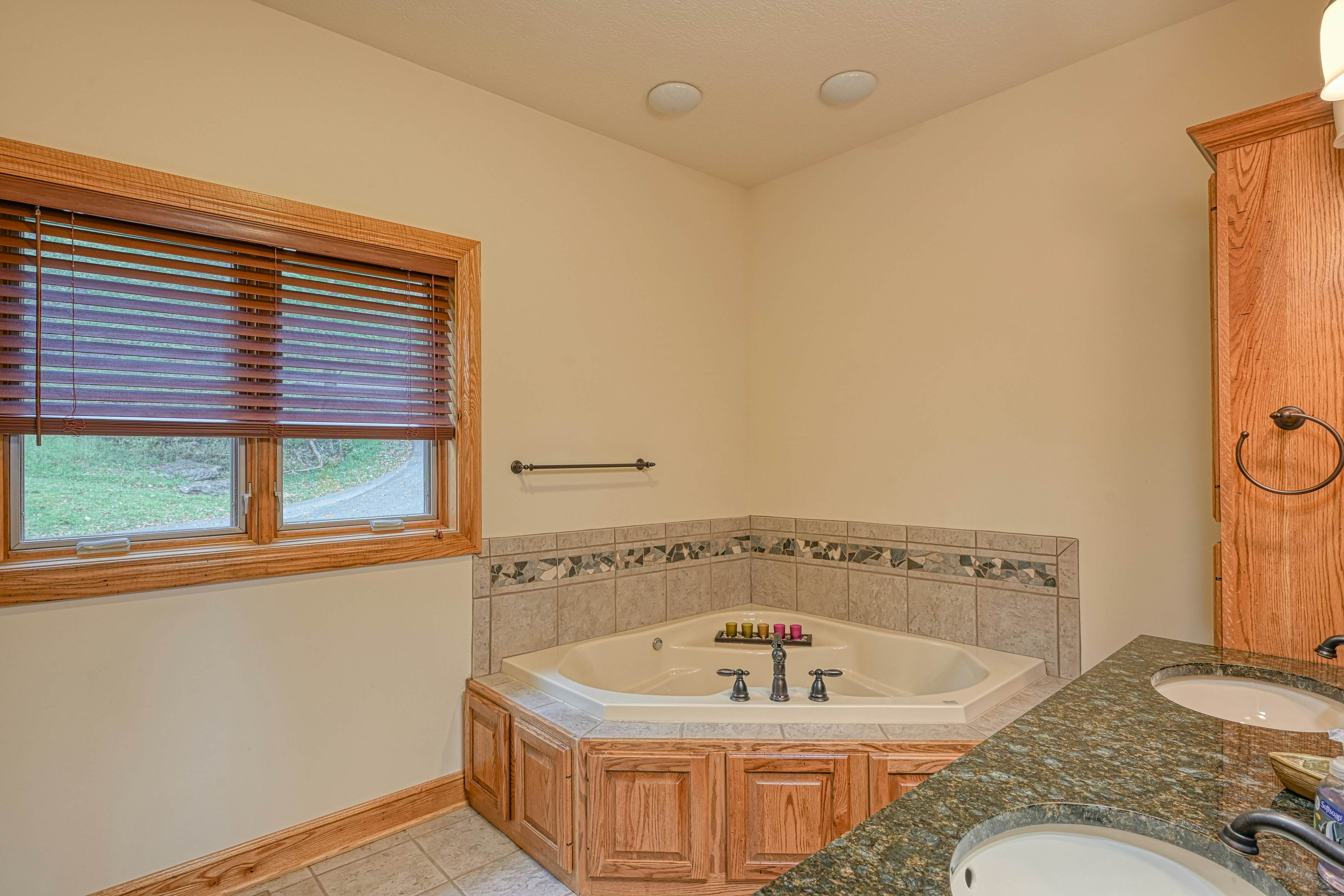 Spacious Panoramic Deep Creek Lodge