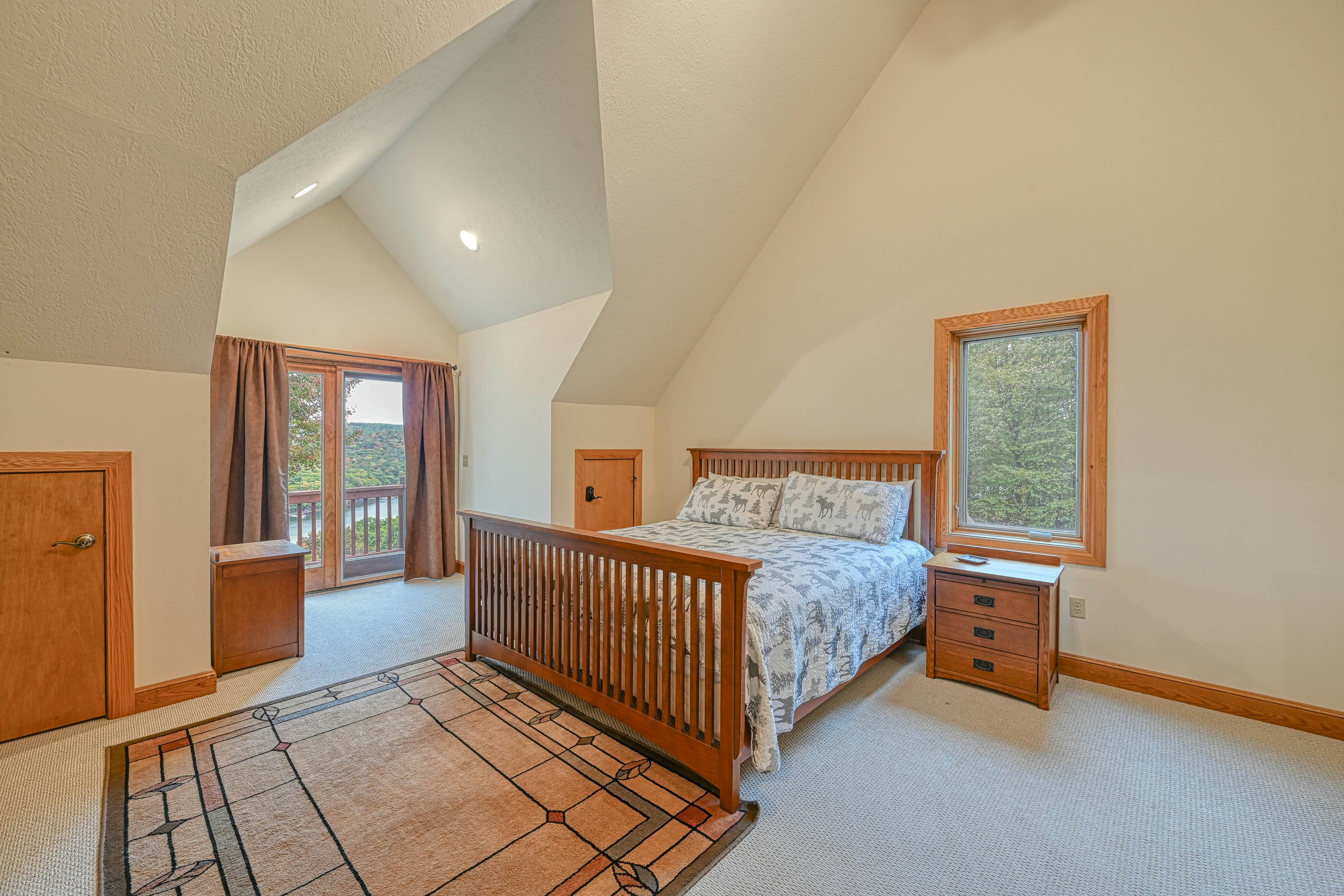 Spacious Panoramic Deep Creek Lodge