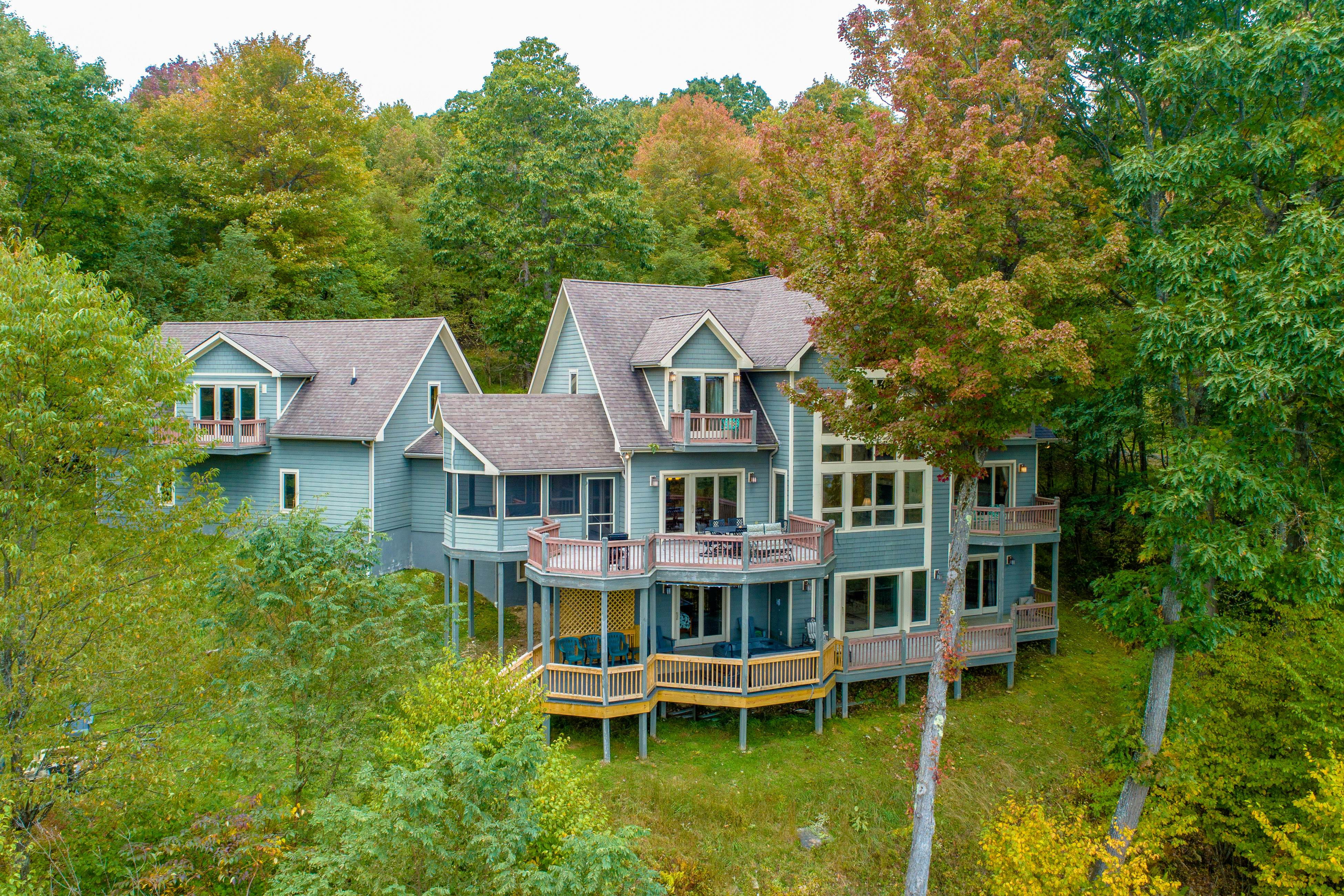 Spacious Panoramic Deep Creek Lodge
