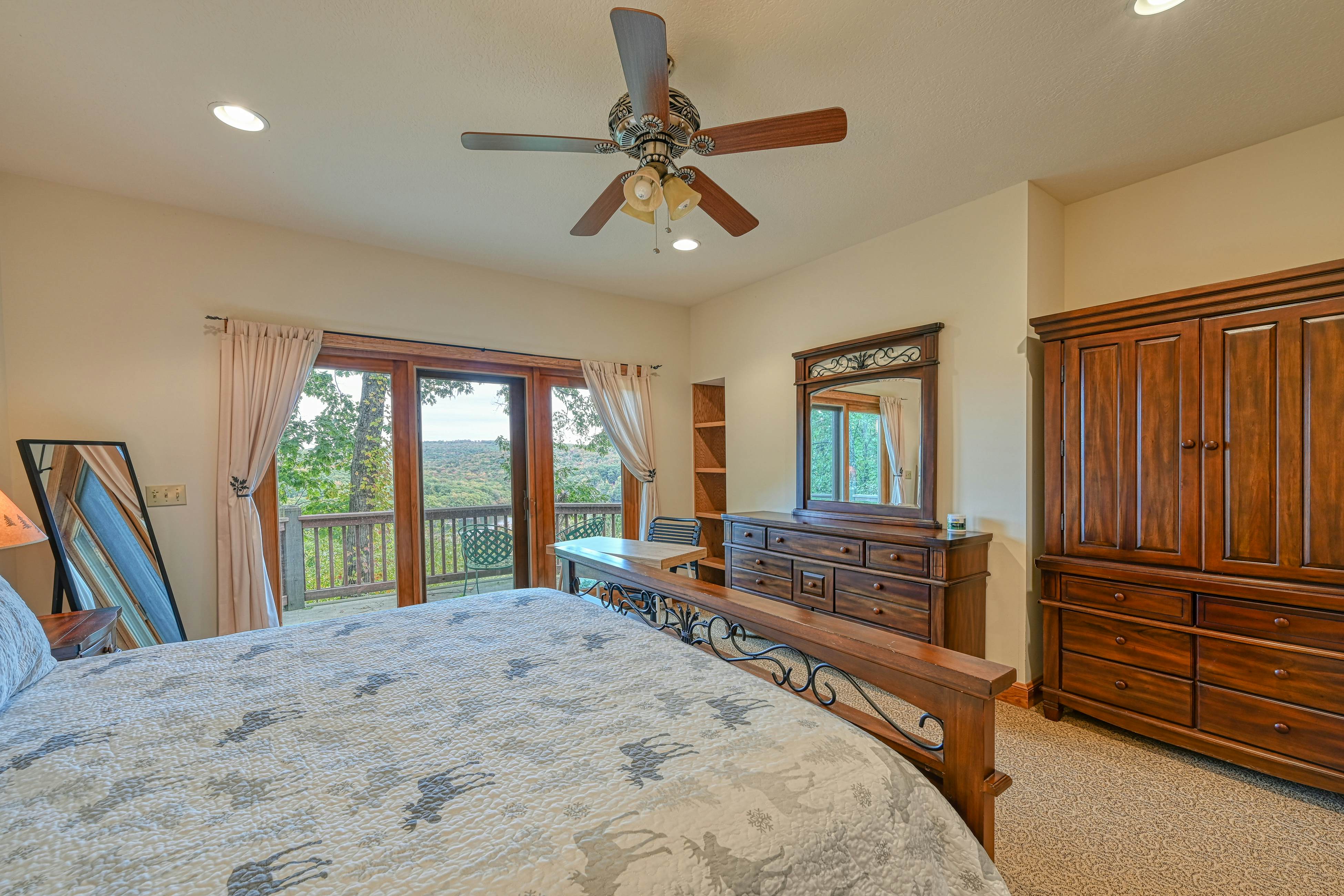 Spacious Panoramic Deep Creek Lodge