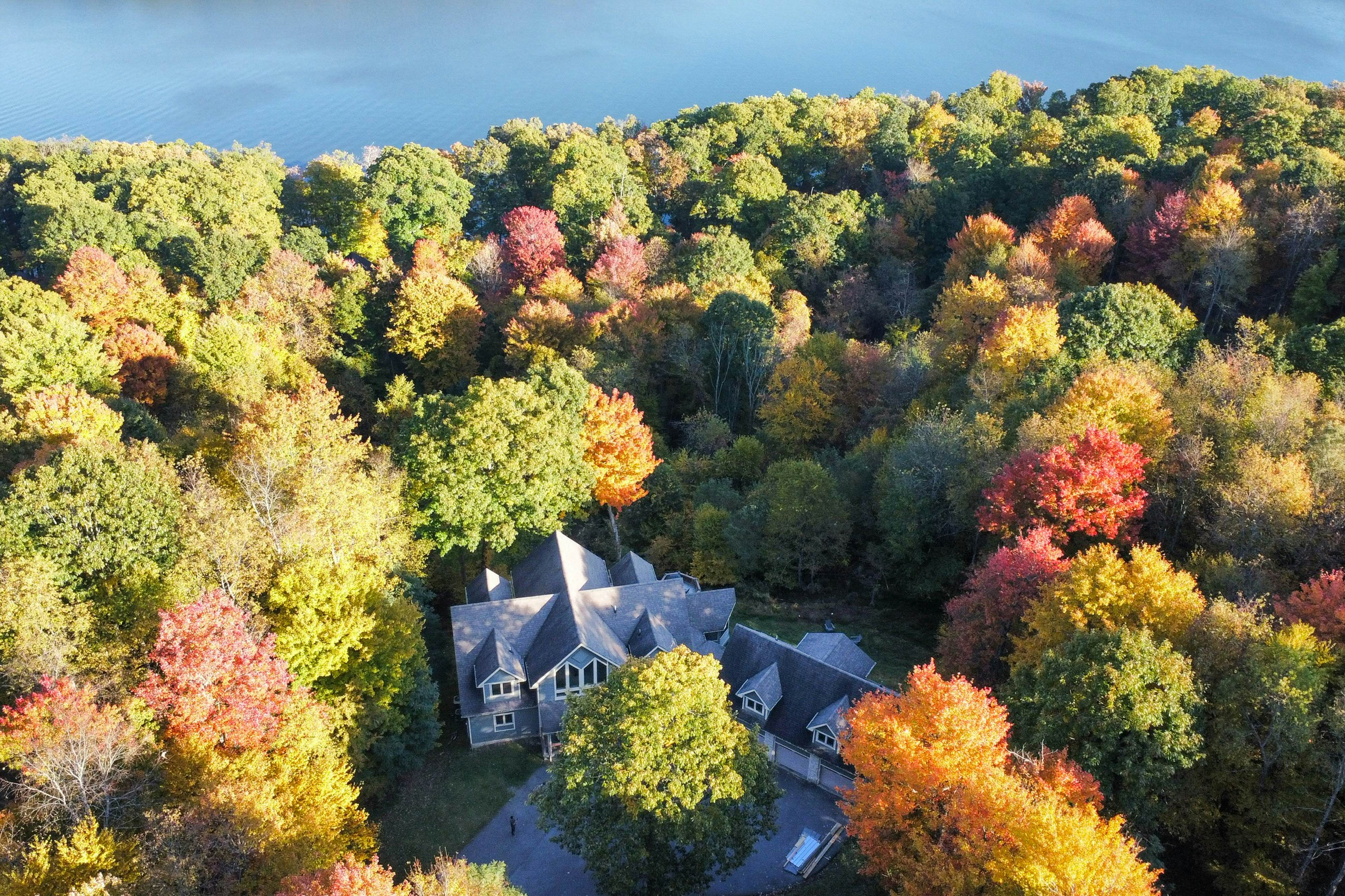 Spacious Panoramic Deep Creek Lodge