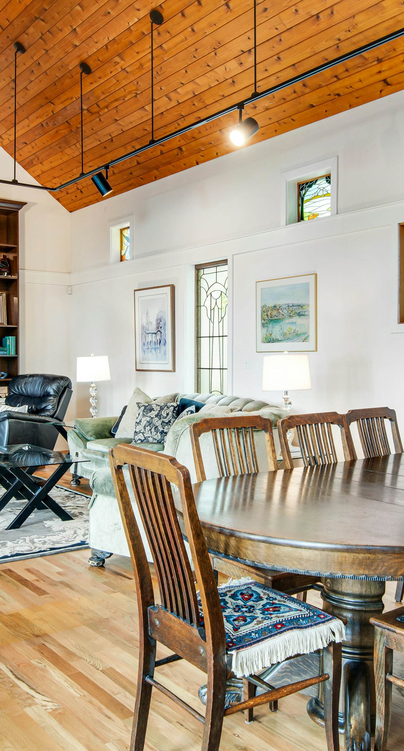 Peaceful Lakeside Retreat