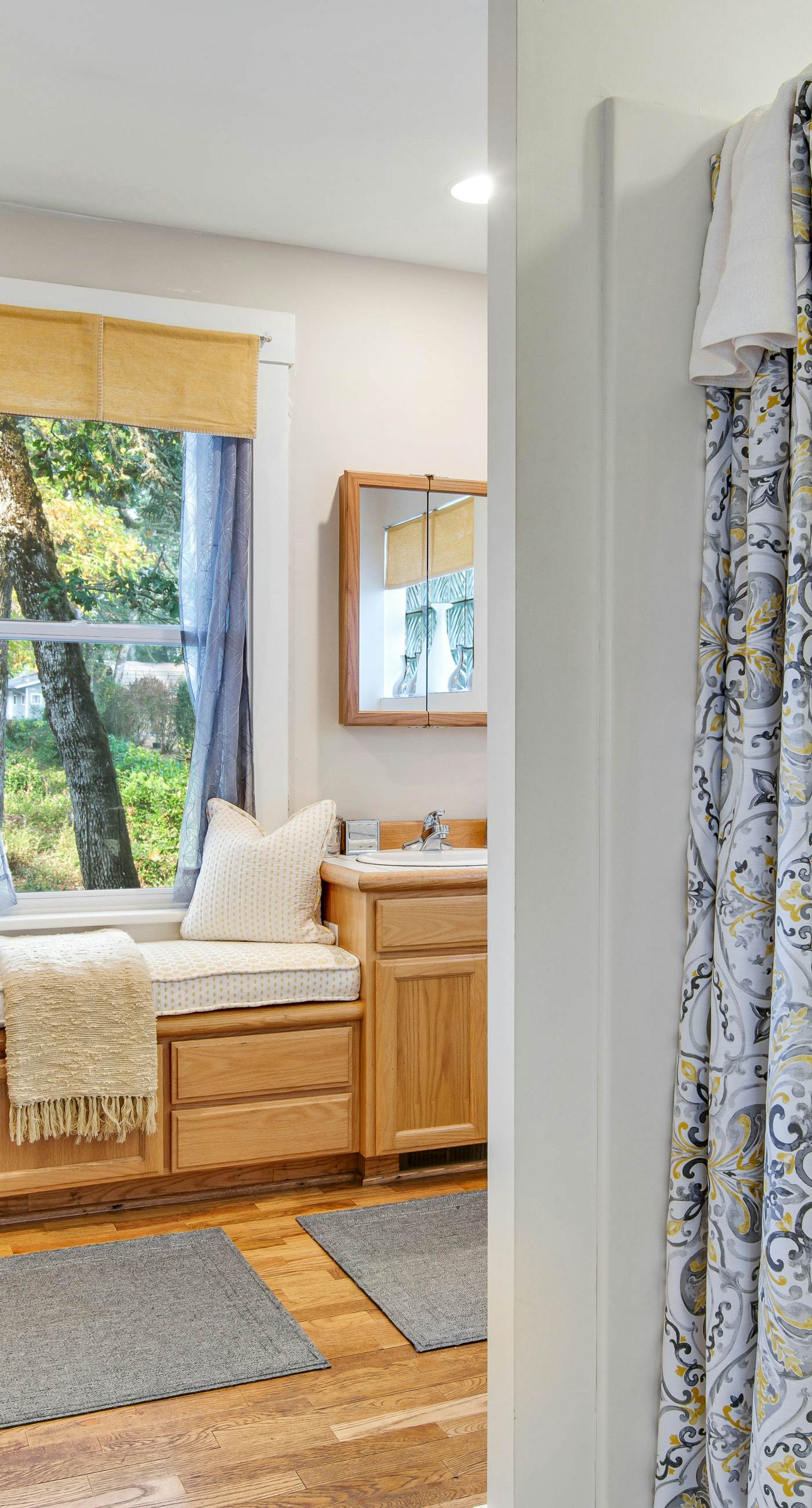 Peaceful Lakeside Retreat