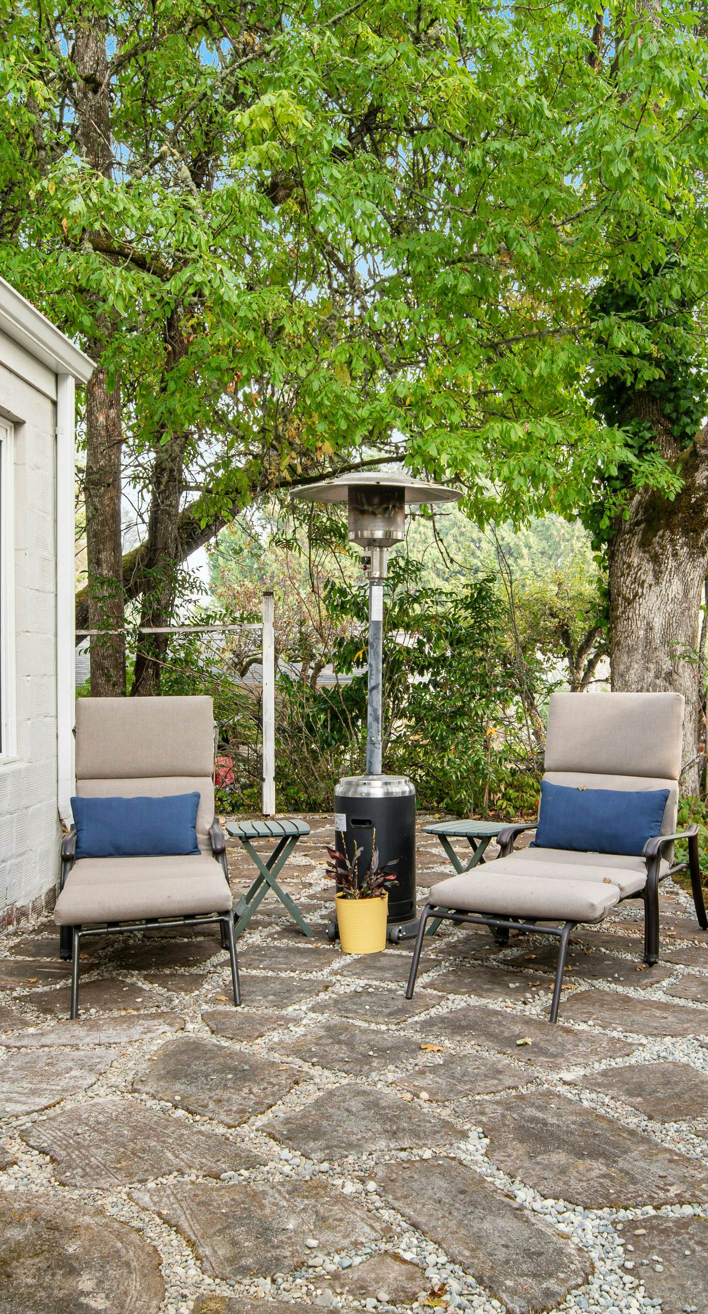 Peaceful Lakeside Retreat