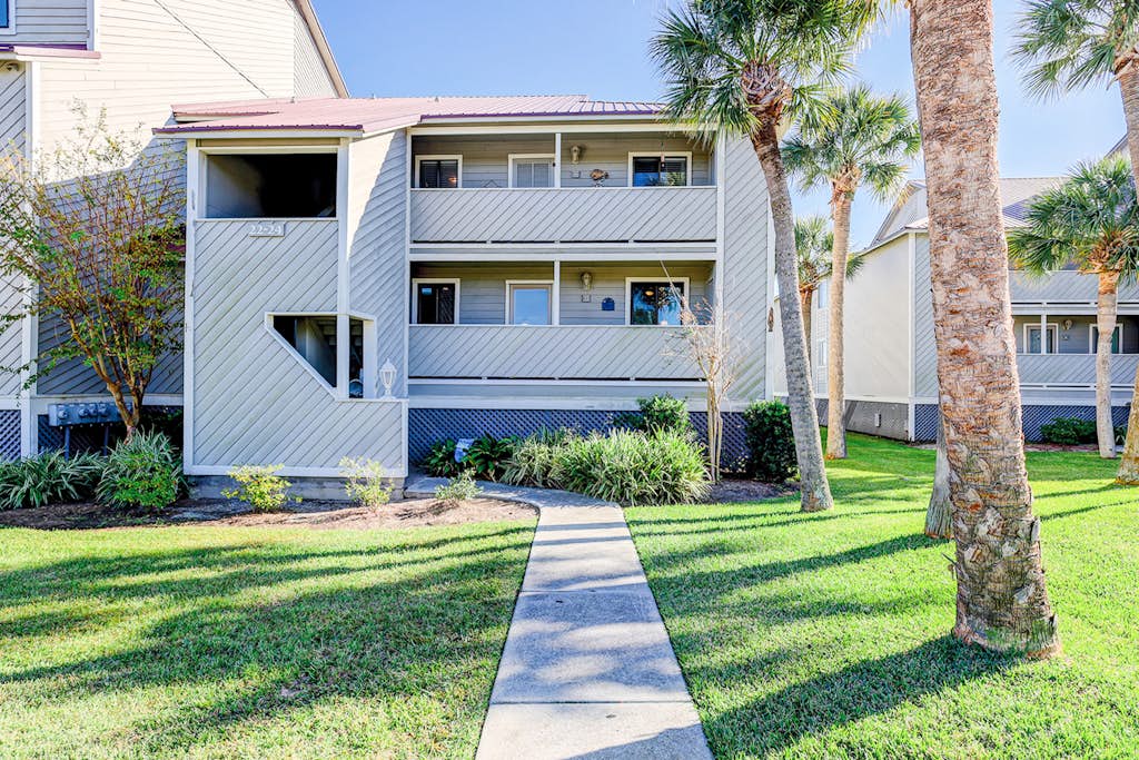 Riverfront condo with pool, 2 tennis courts, & screened porch - near beach — Folly Beach, SC — vacation rental