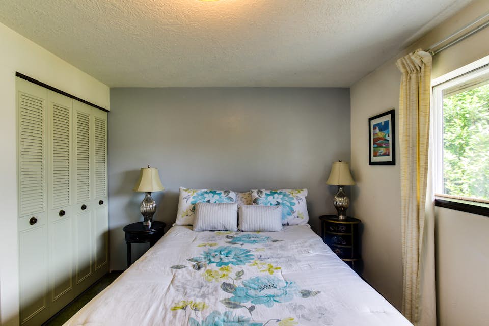 Cascade River Watch 3 BD Vacation Rental in Cascade Locks, OR Vacasa