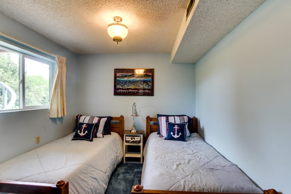 Cascade River Watch 3 BD Vacation Rental in Cascade Locks, OR Vacasa