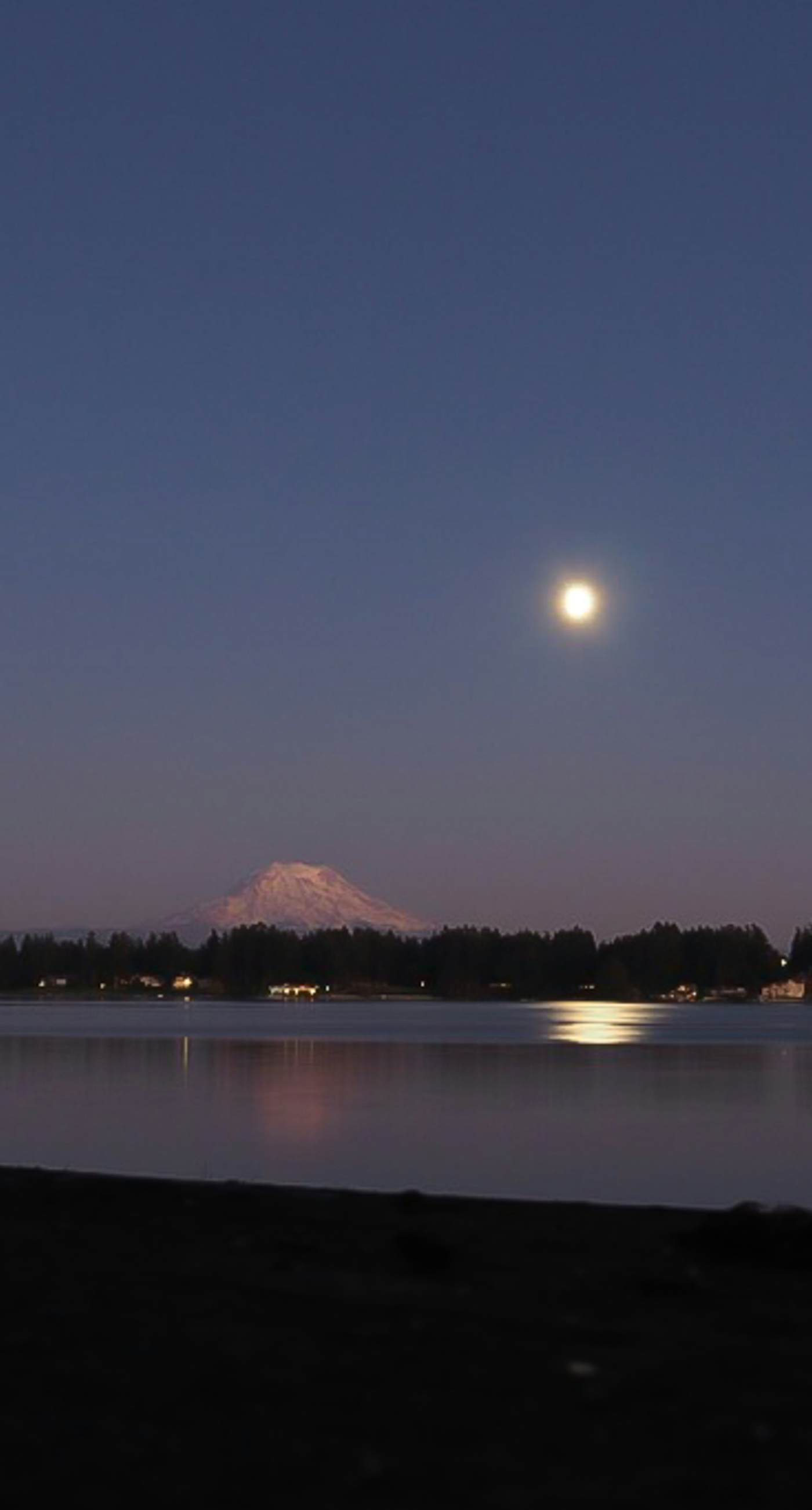 Peaceful Lakeside Retreat