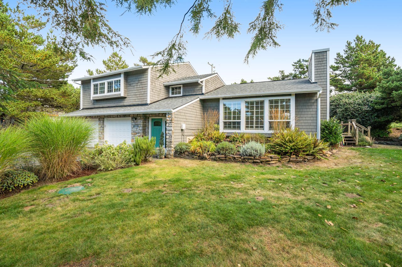 Seabreeze Getaway 3 BD Warrenton, OR Vacation Rental Vacasa