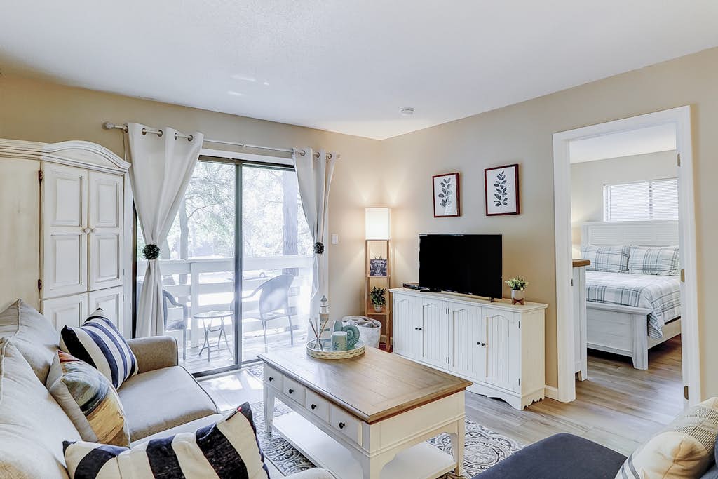 Exquisite condo with pool, hot tub, tennis, balcony, & washer/dryer — Hilton Head, SC — vacation rental