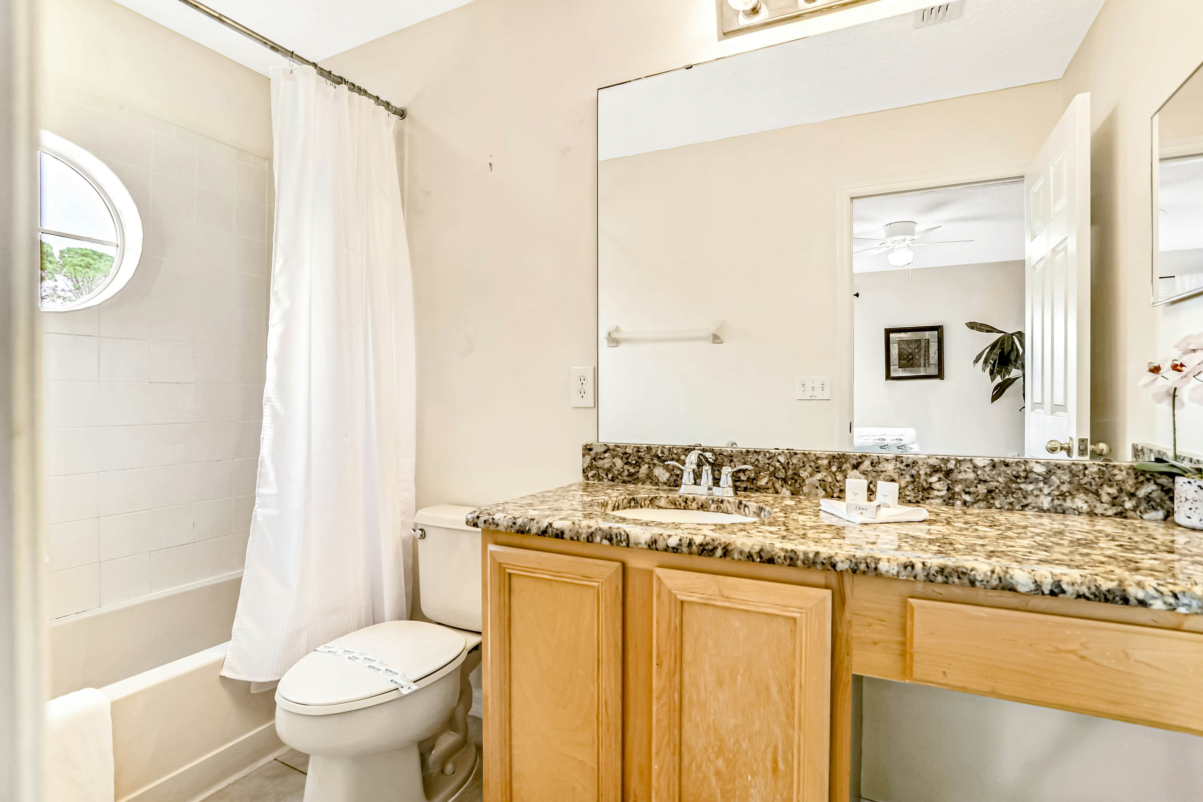 Sunny and Serene - Emerald Island Resort 