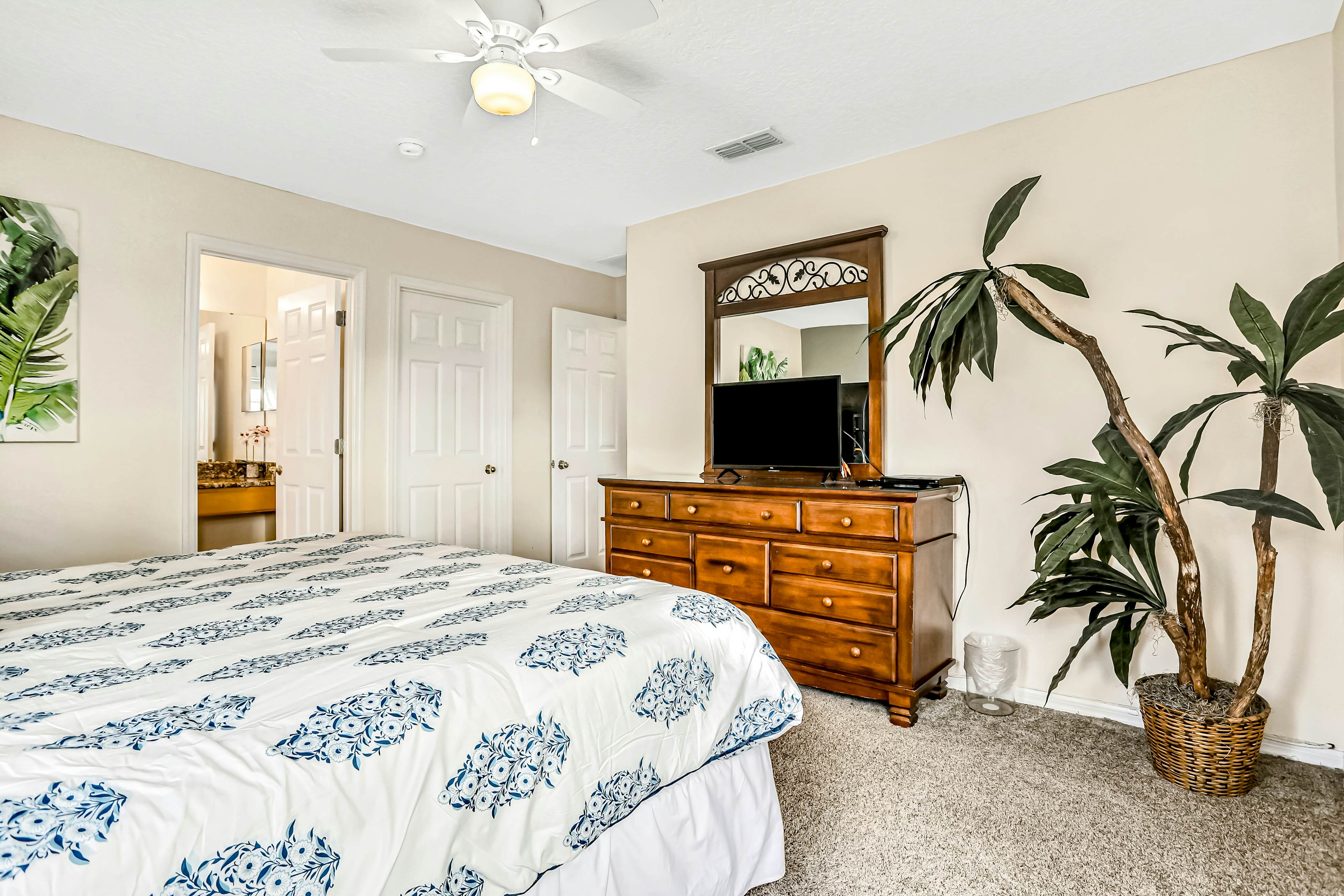 Sunny and Serene - Emerald Island Resort 