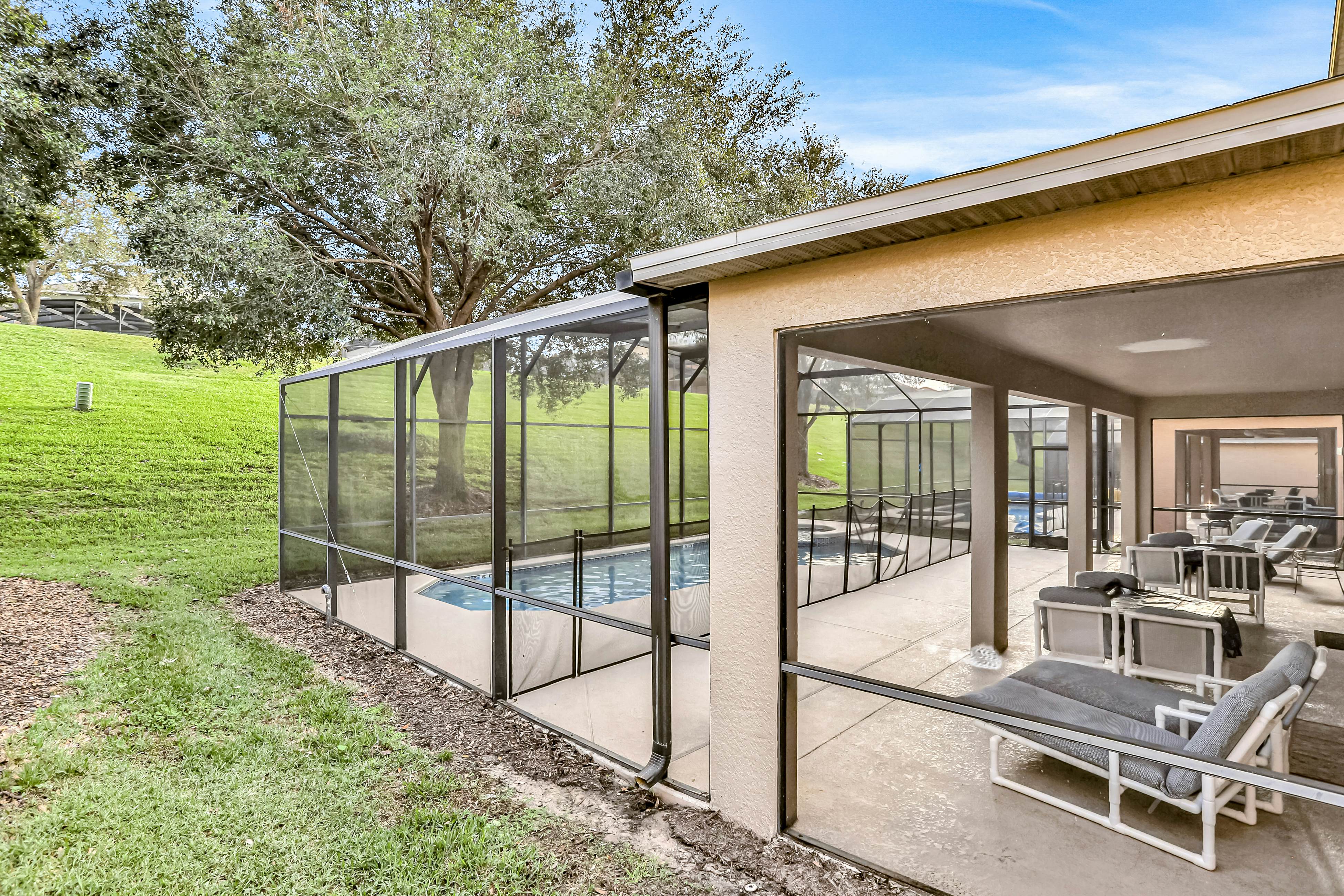 Sunny and Serene - Emerald Island Resort 