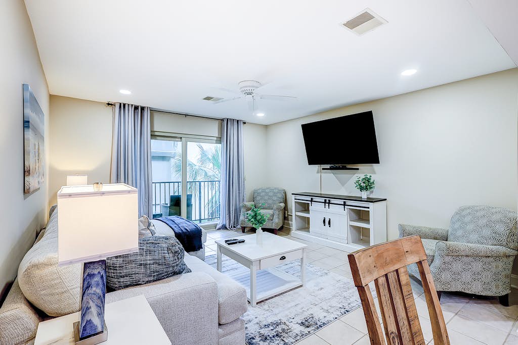 Charming villa with pool, balcony, full kitchen, central AC, & washer/dryer — Hilton Head, SC — vacation rental