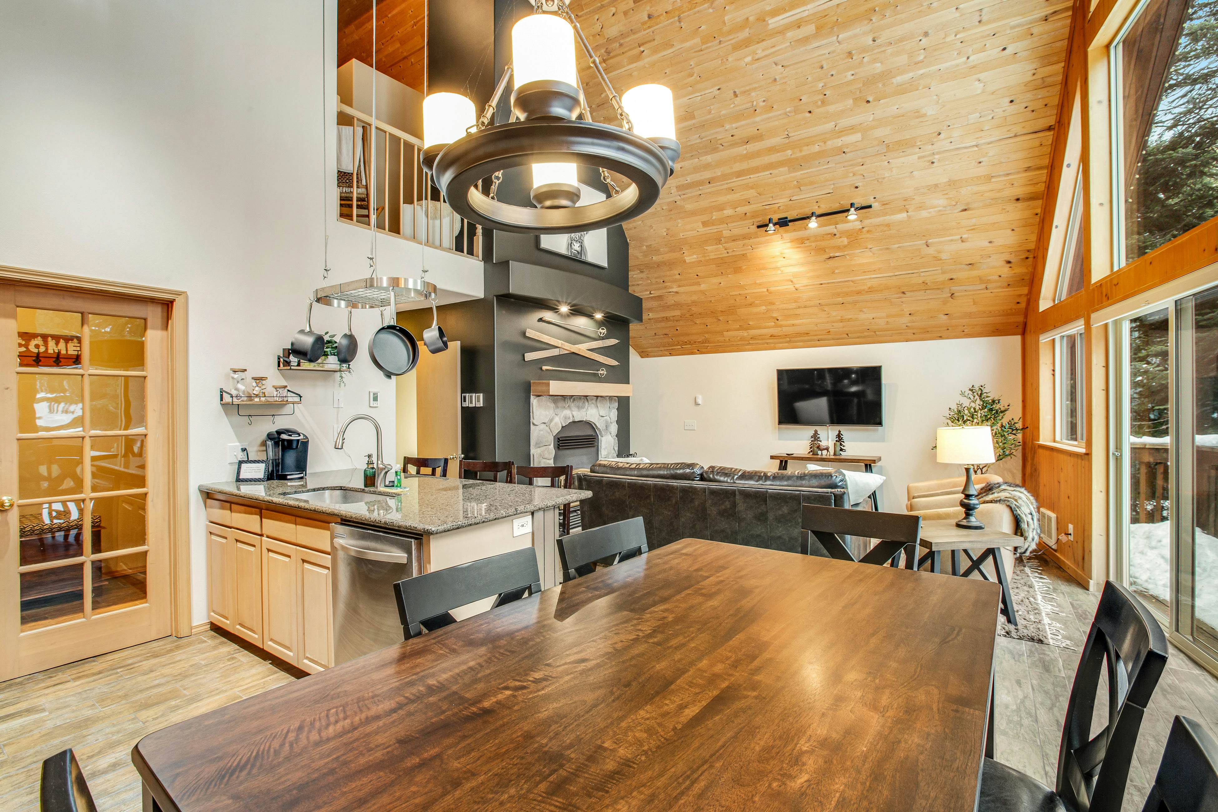 Snoqualmie Chalet 3 BD Snoqualmie Pass, WA Vacation Rental Vacasa