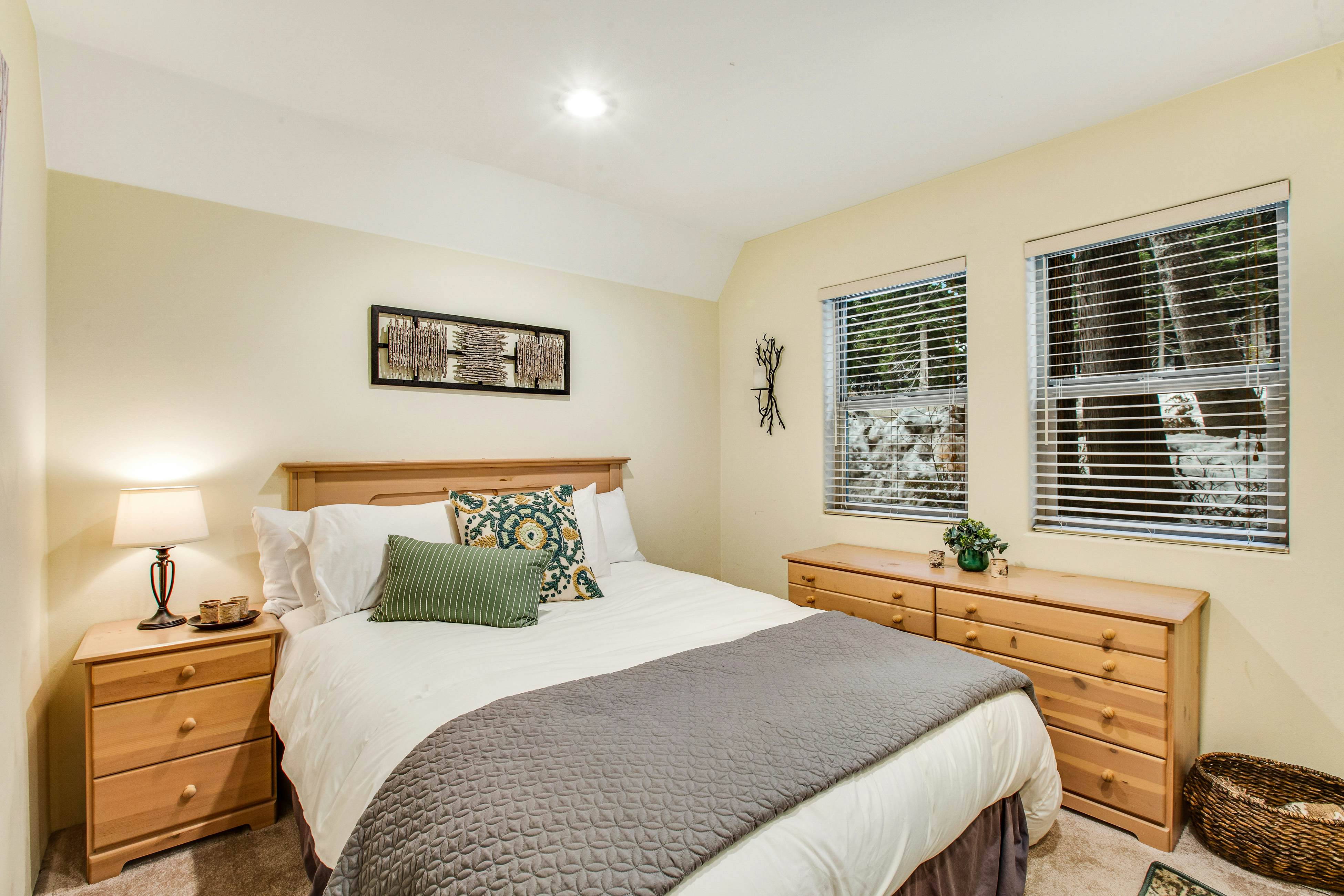 Snoqualmie Chalet 3 BD Snoqualmie Pass, WA Vacation Rental Vacasa