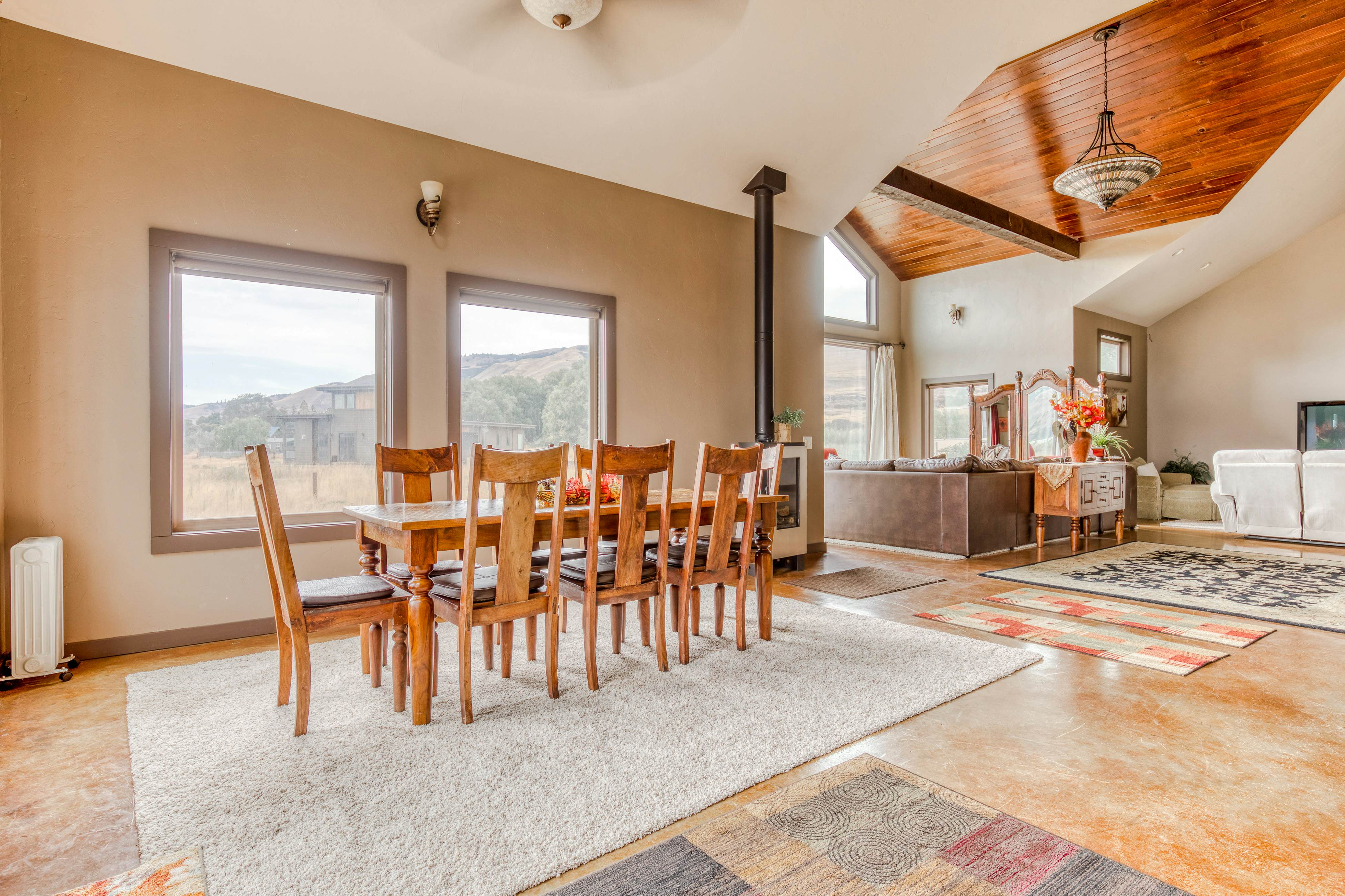 Grapevine Lodge 4 BD Dallesport, WA Vacation Rental Vacasa